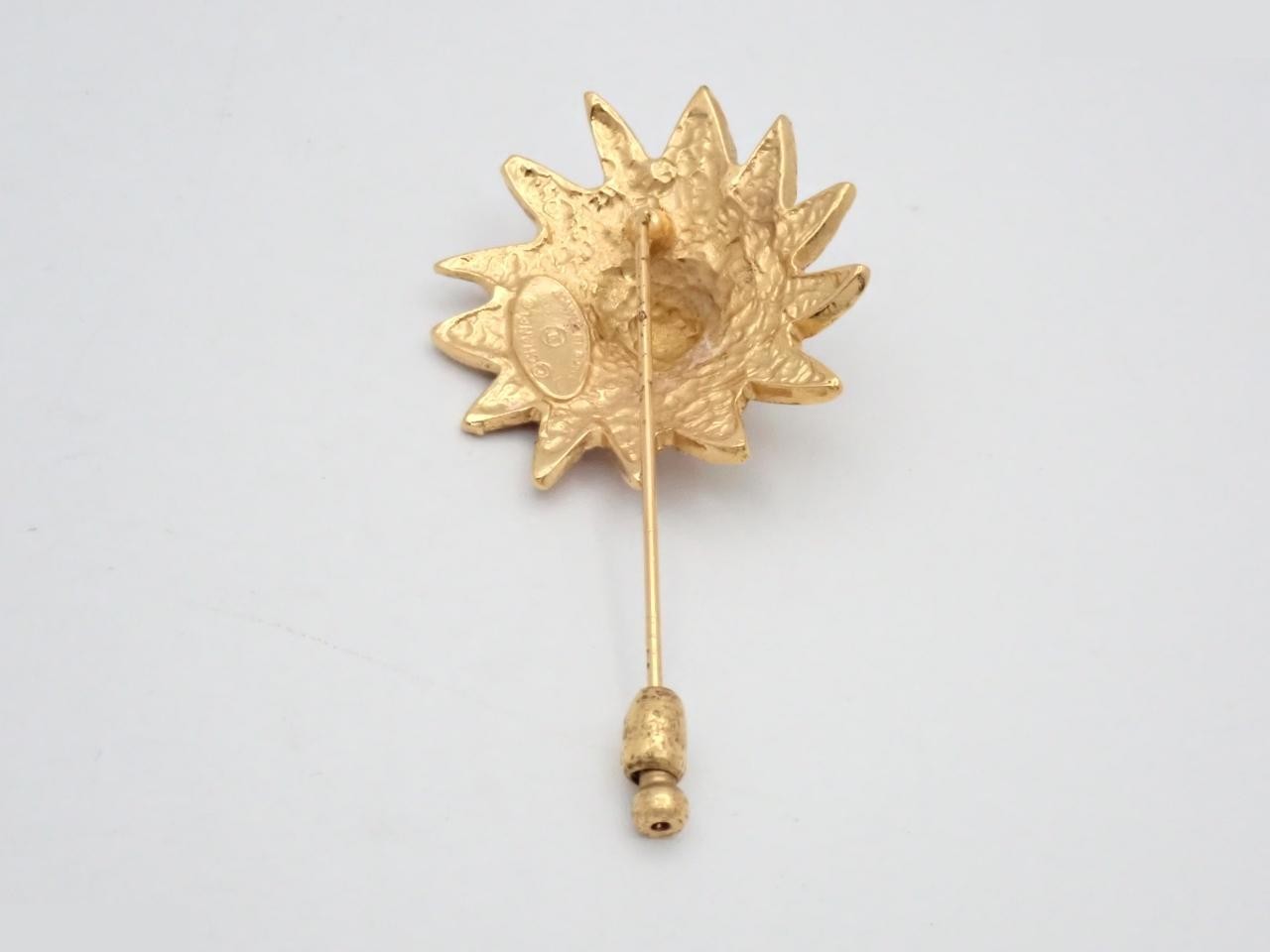Lion motif brooch, gold plated, with box, 3.4 x 6.5 cm — view 2