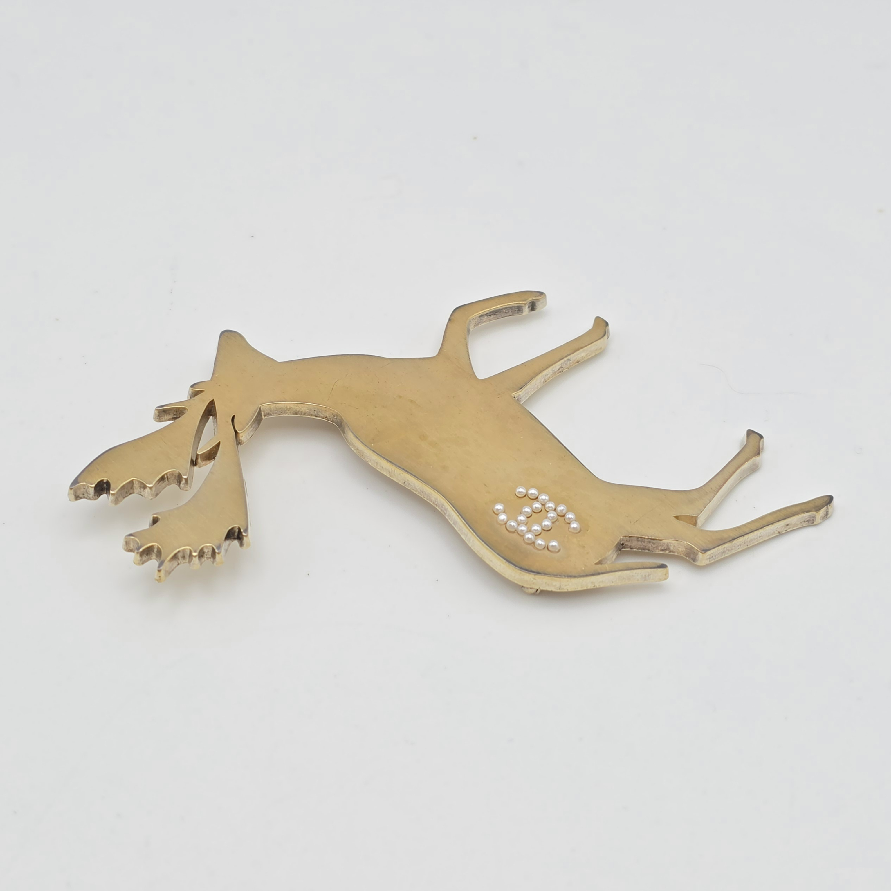 brooch — view 2