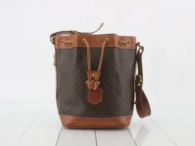 Shoulder bag with drawstring