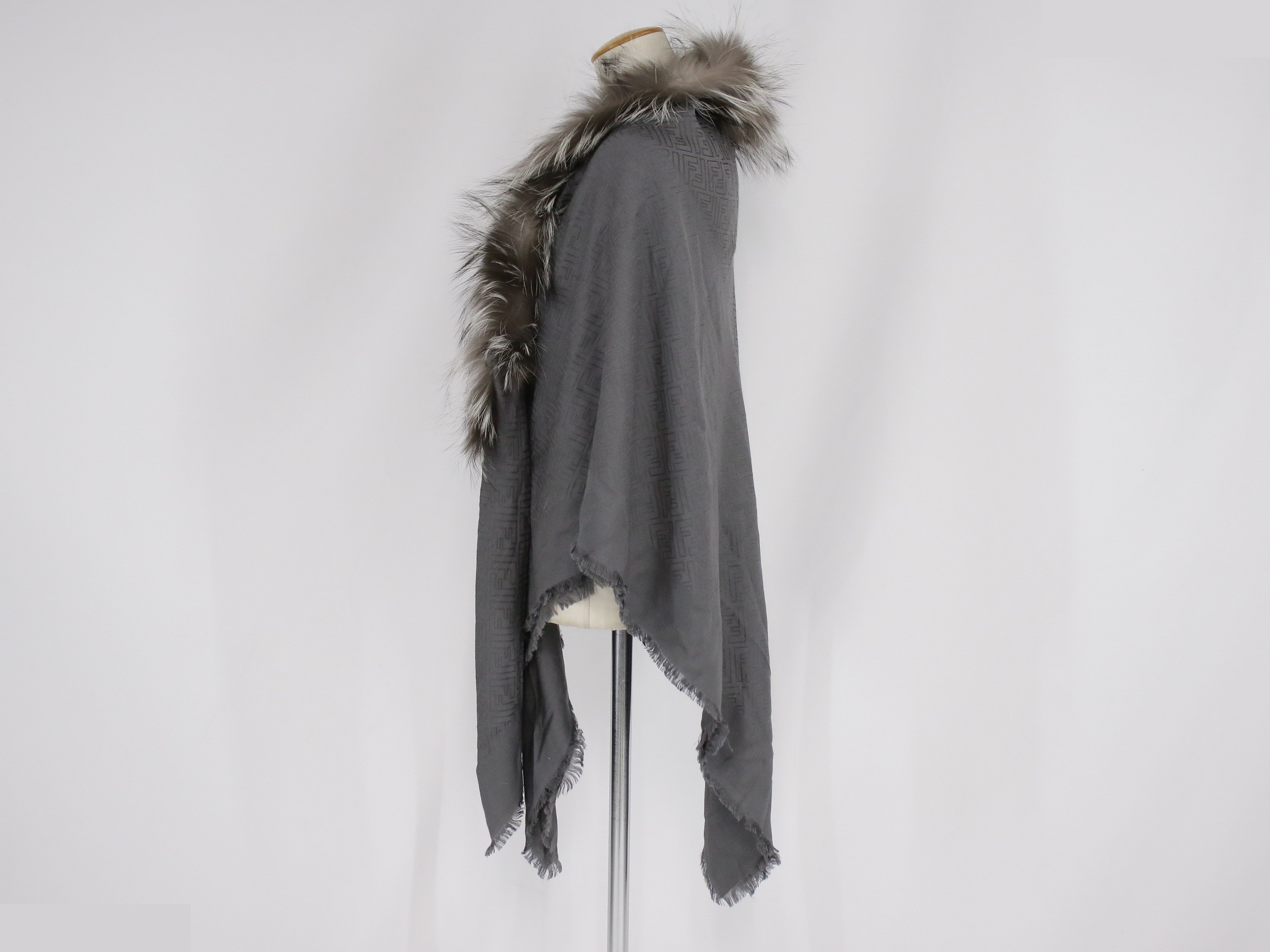 Zucca Silk Fox Shawl Gray — view 2