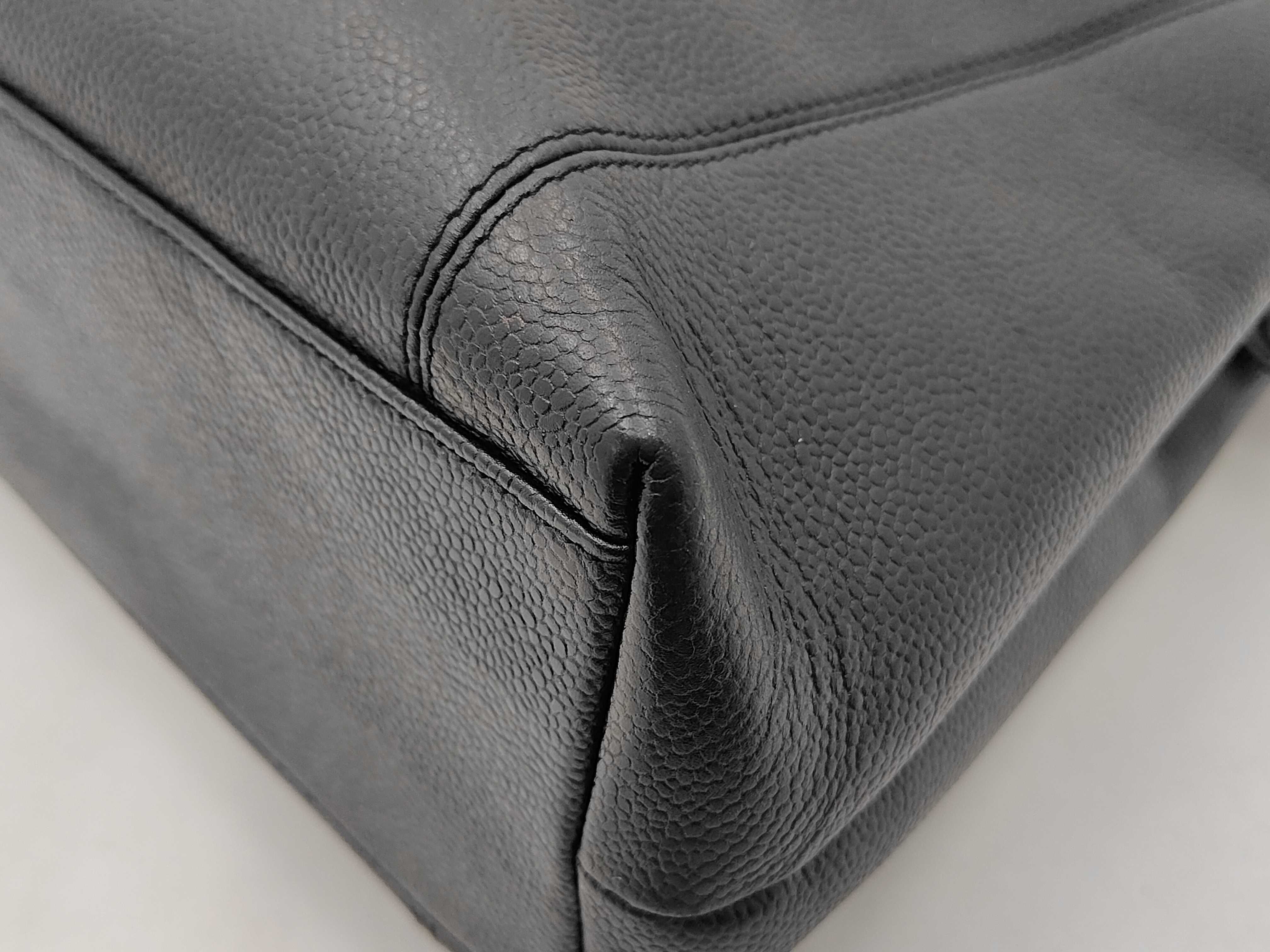 Caviar Skin Logo Black Tote Bag (Series 4) — view 7