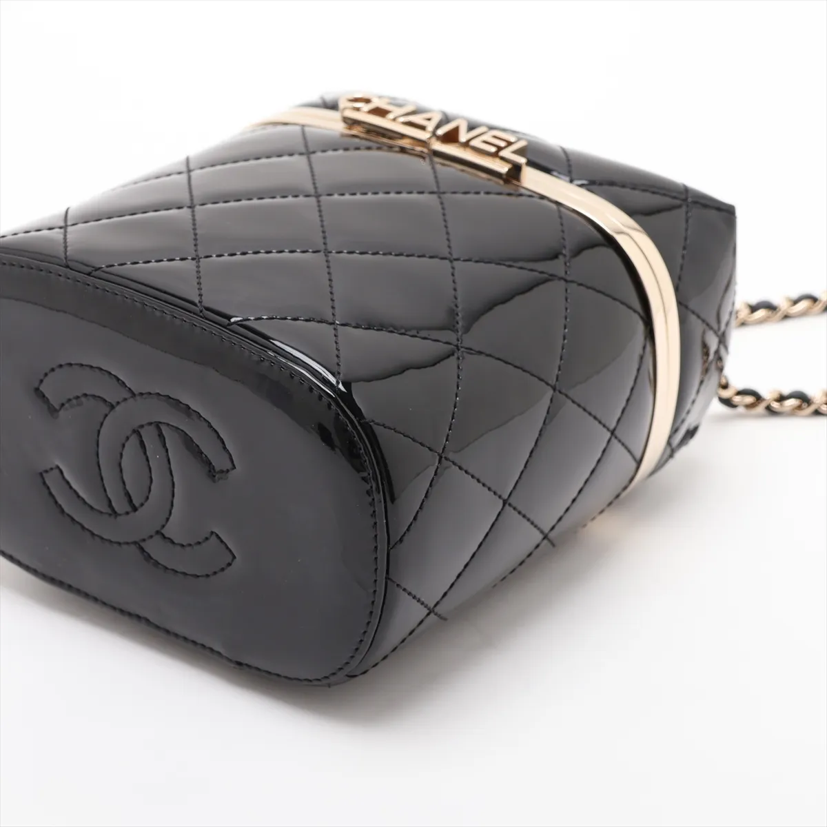 Matelassé Patent Leather Chain Shoulder Bag Vanity Case Black Gold Hardware AH48CXKH Random Plate — view 3