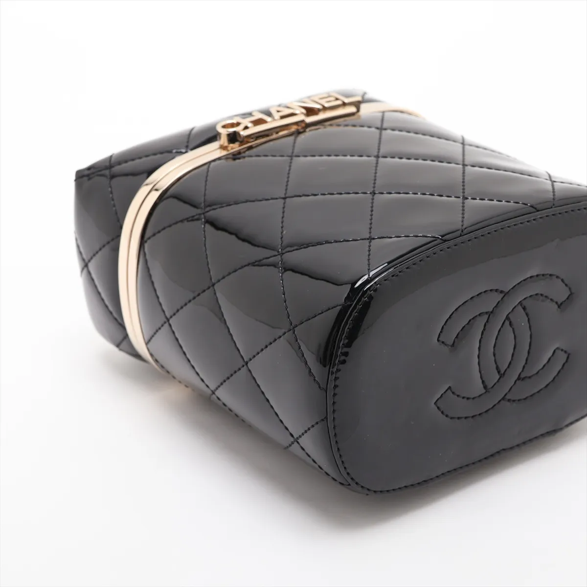 Matelassé Patent Leather Chain Shoulder Bag Vanity Case Black Gold Hardware AH48CXKH Random Plate — view 4