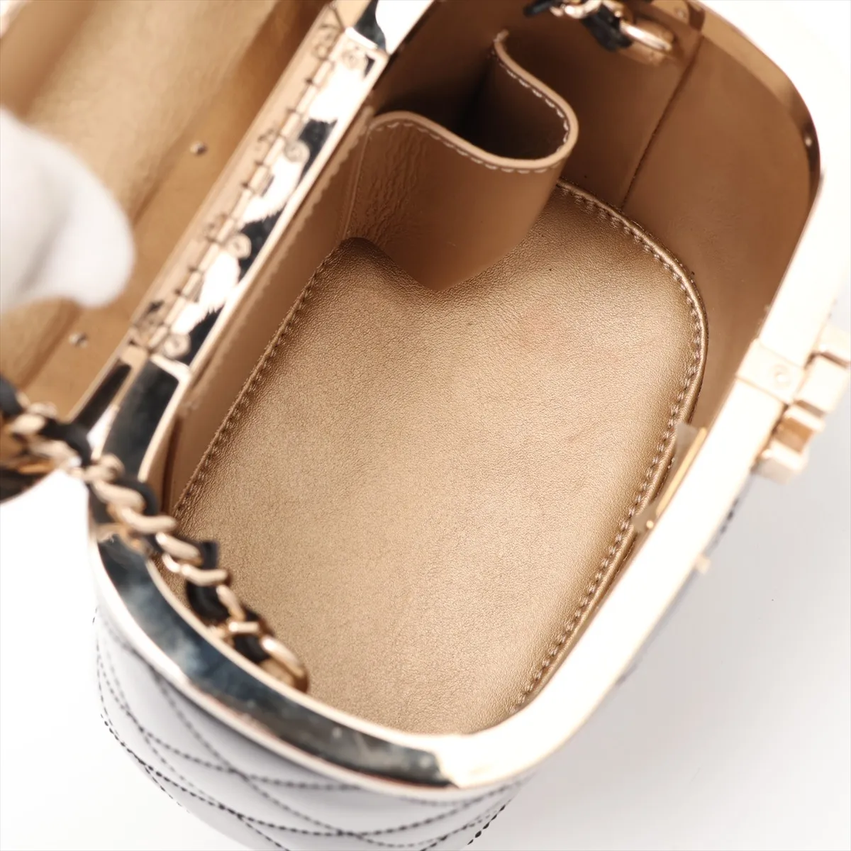Matelassé Patent Leather Chain Shoulder Bag Vanity Case Black Gold Hardware AH48CXKH Random Plate — view 6