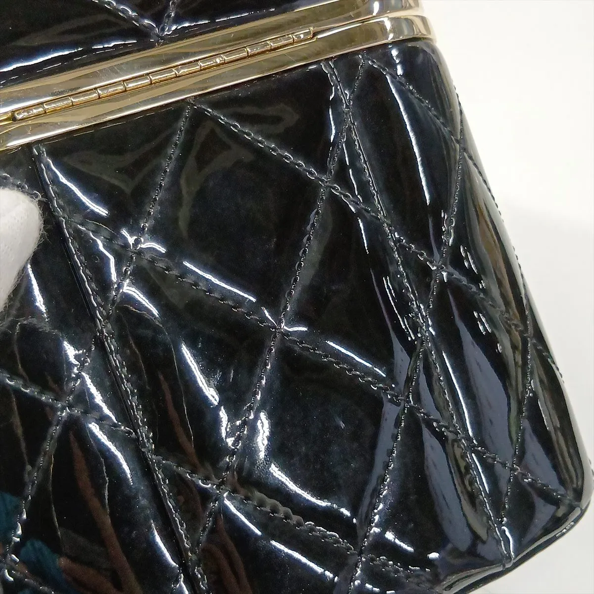 Matelassé Patent Leather Chain Shoulder Bag Vanity Case Black Gold Hardware AH48CXKH Random Plate — view 10