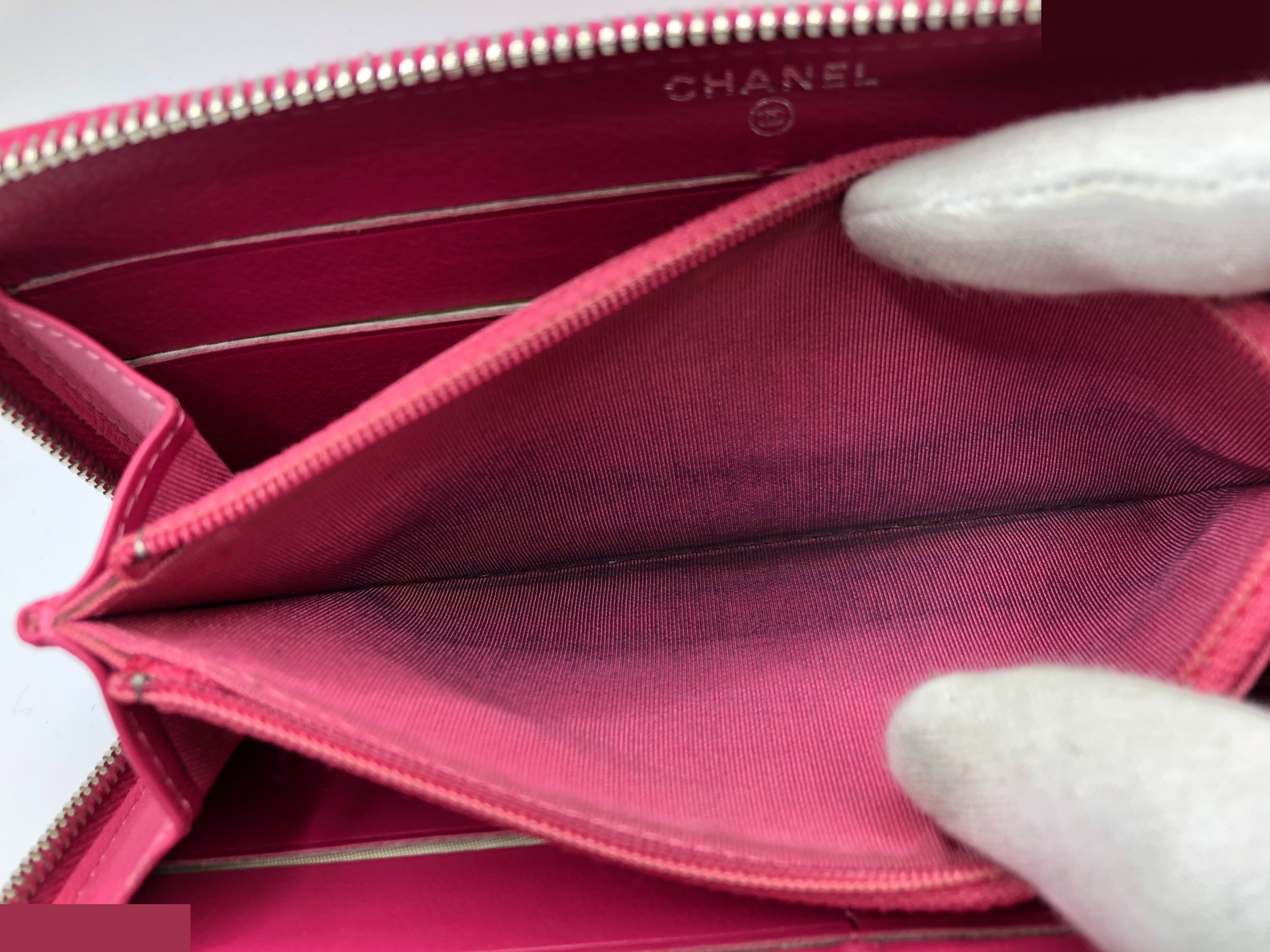 Matelassé round zipper long wallet, with seal, item number 14360064 — view 4