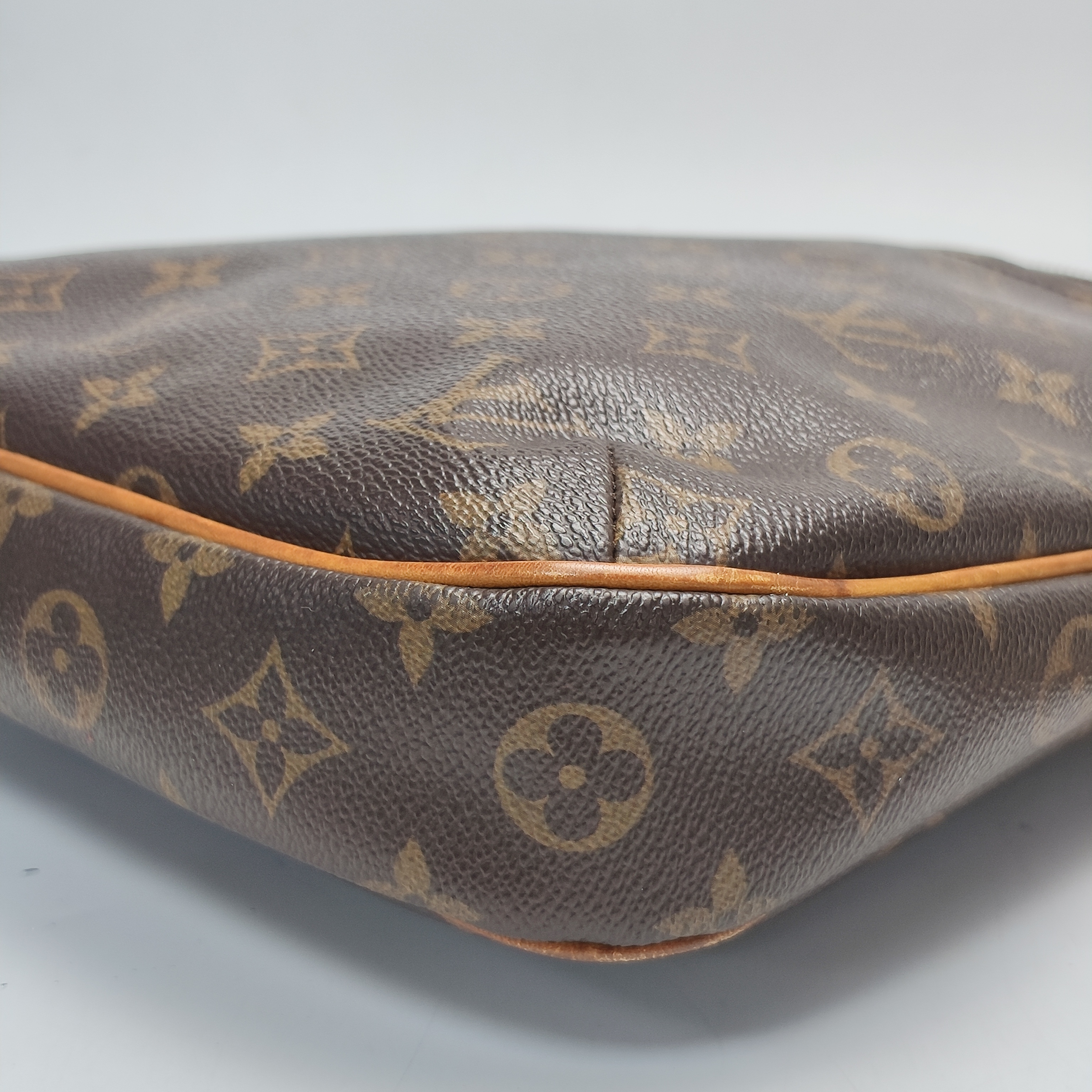 【*Shipped from: China*】LOUIS VUITTON Odeon PU Shoulder Bag — view 4