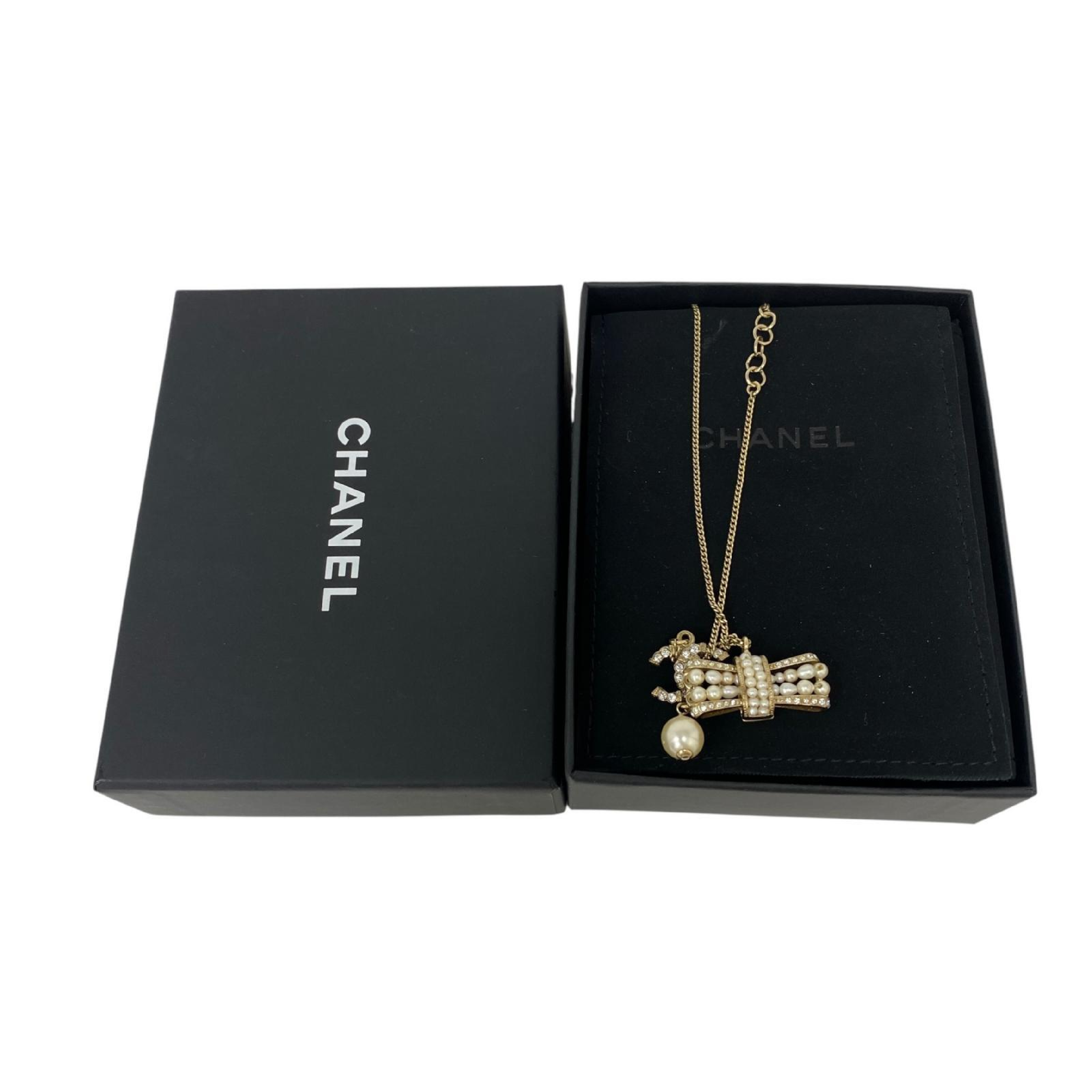 【*Shipped from: Hong Kong*】CHANEL Gold-colored Metal/Faux Pearl Coco Mark Ribbon Necklace 16B Necklace — view 2
