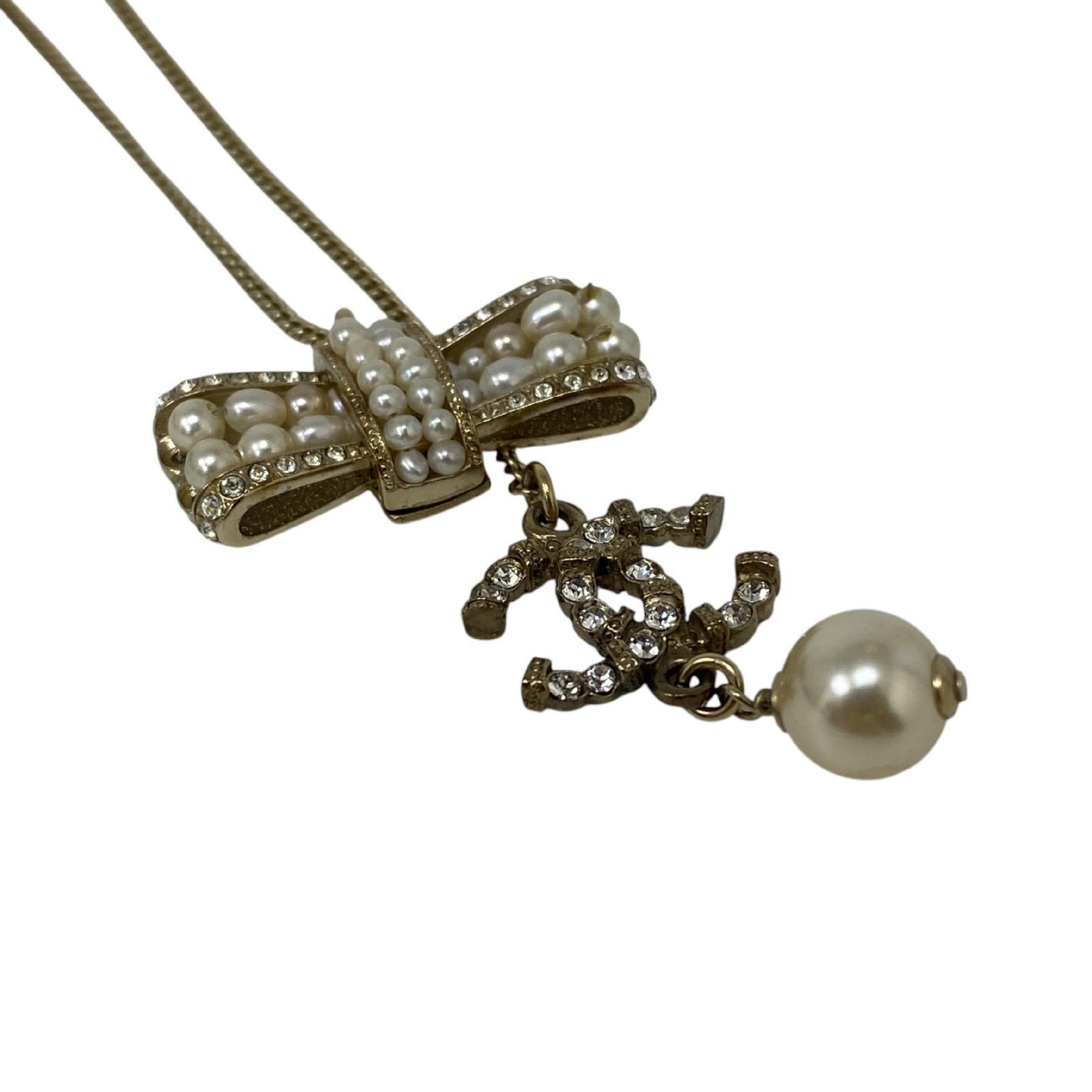 【*Shipped from: Hong Kong*】CHANEL Gold-colored Metal/Faux Pearl Coco Mark Ribbon Necklace 16B Necklace — view 4