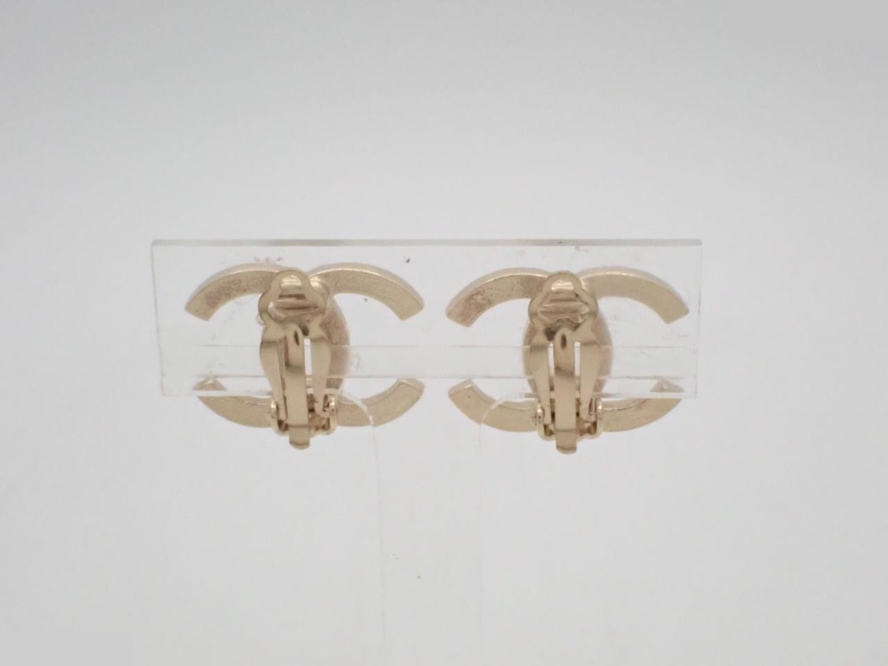 Earrings 08A, Coco Mark, Camellia, 2.3cm wide, Gold — view 2