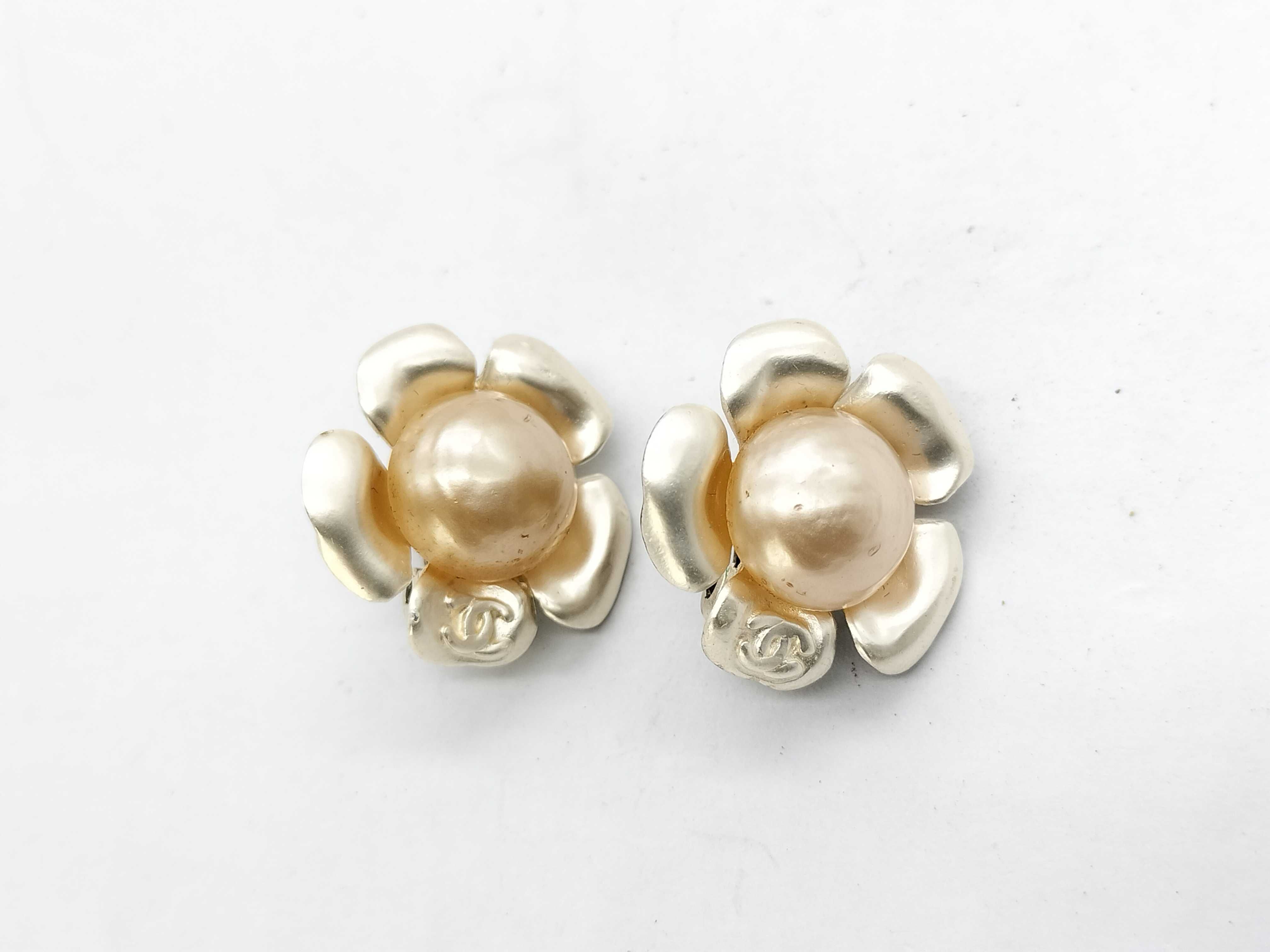 00 T Pearl Camellia Earrings