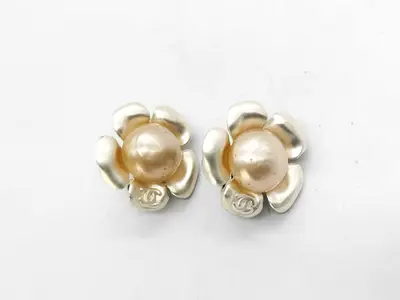 00 T Pearl Camellia Earrings
