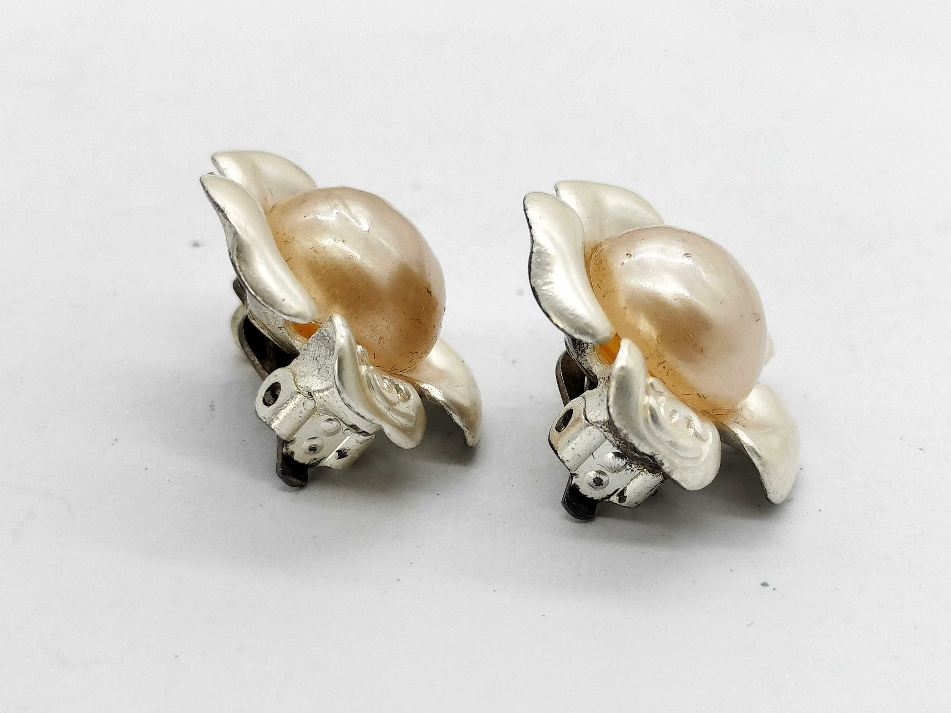 00 T Pearl Camellia Earrings — view 3
