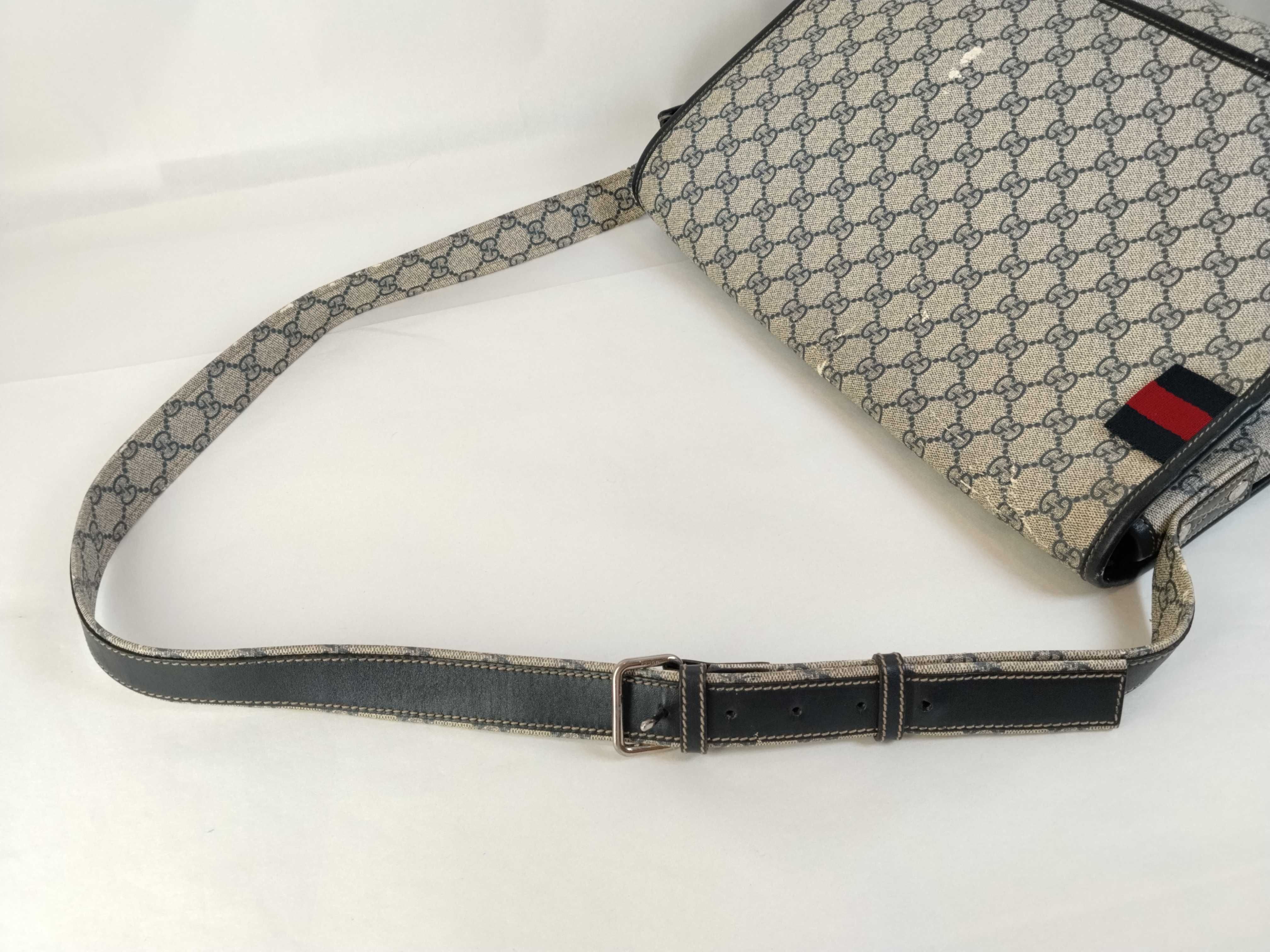 GG Supreme Messenger Bag Shoulder Bag — view 3