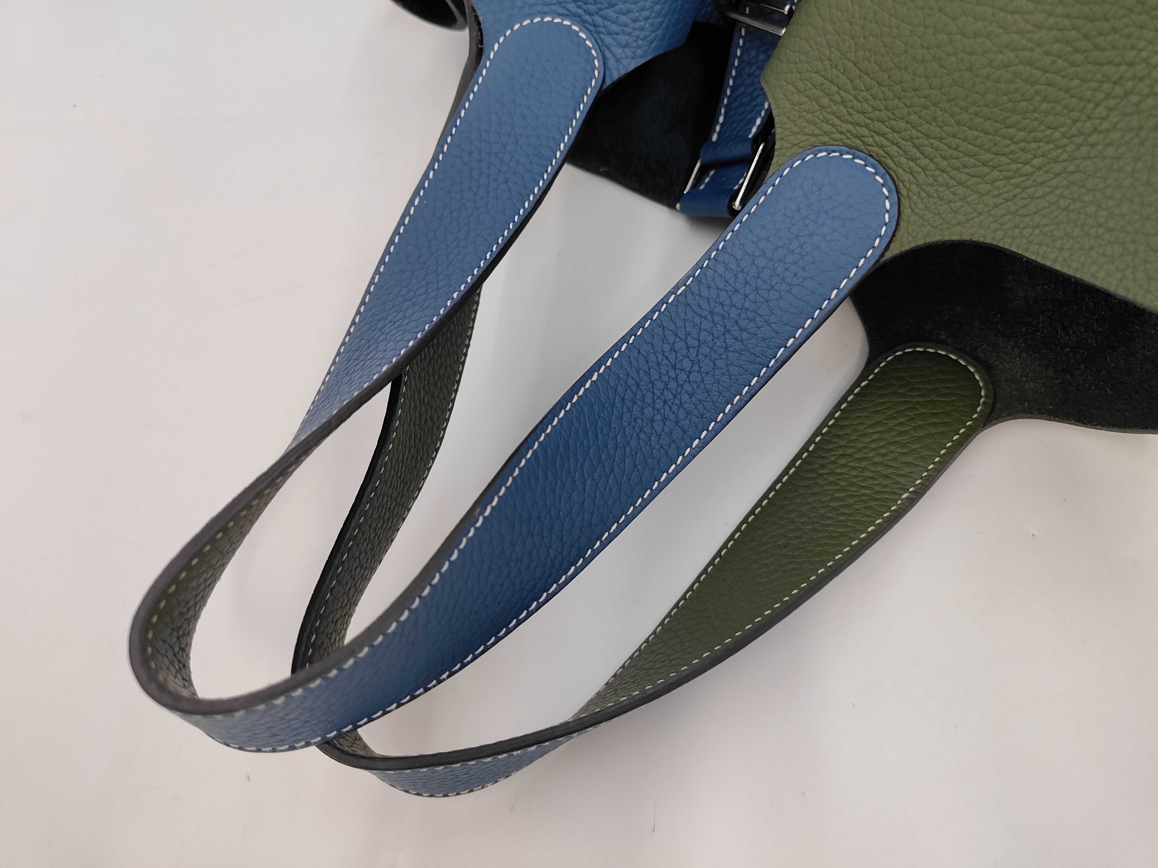 Picotin Lock GM Taurillon Bicolor Q stamp 2013 Handbag with dust bag, padlock, and key — view 4