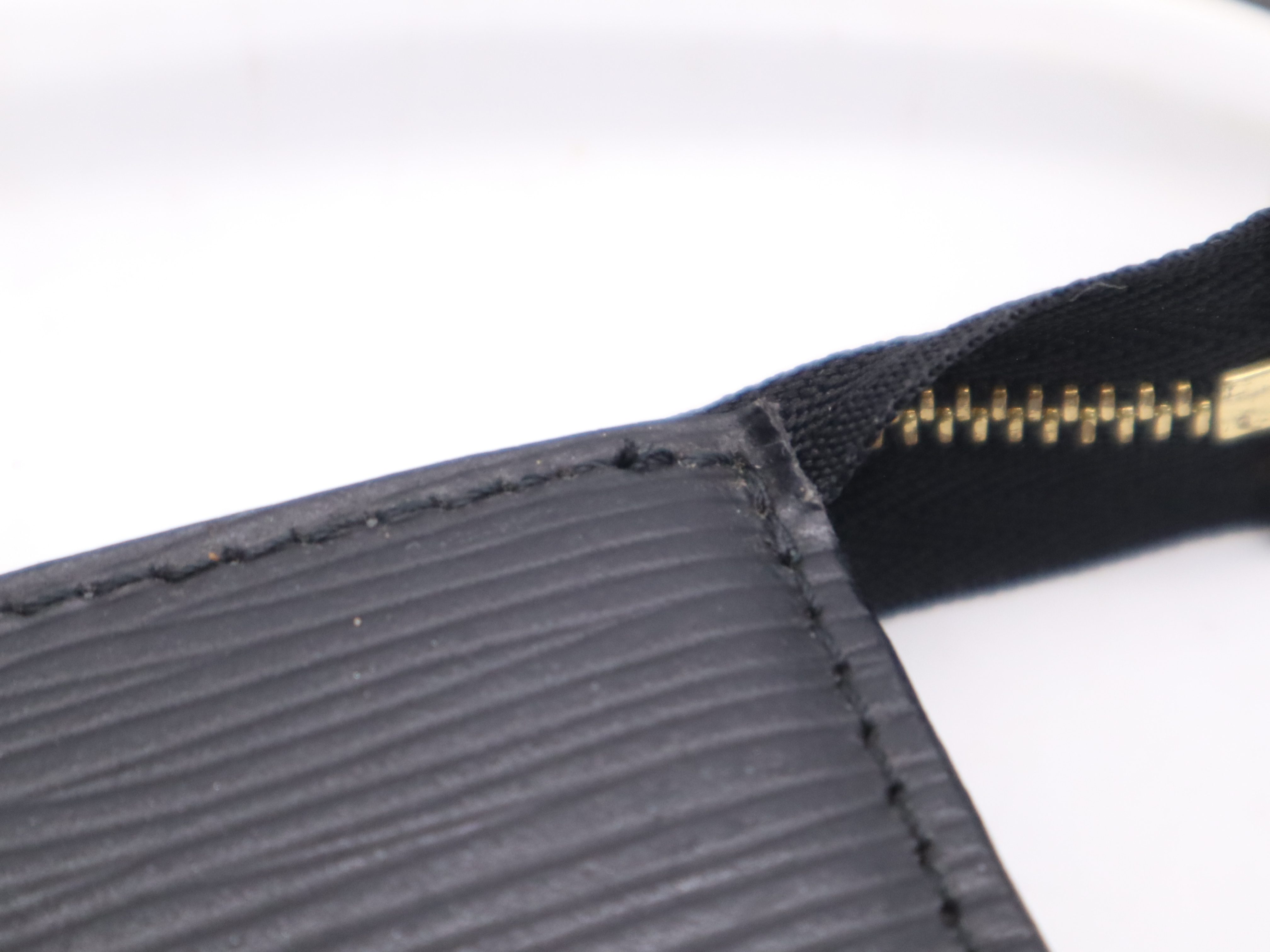 M52942 Epi Pochette Accessoires Noir Handbag — view 9