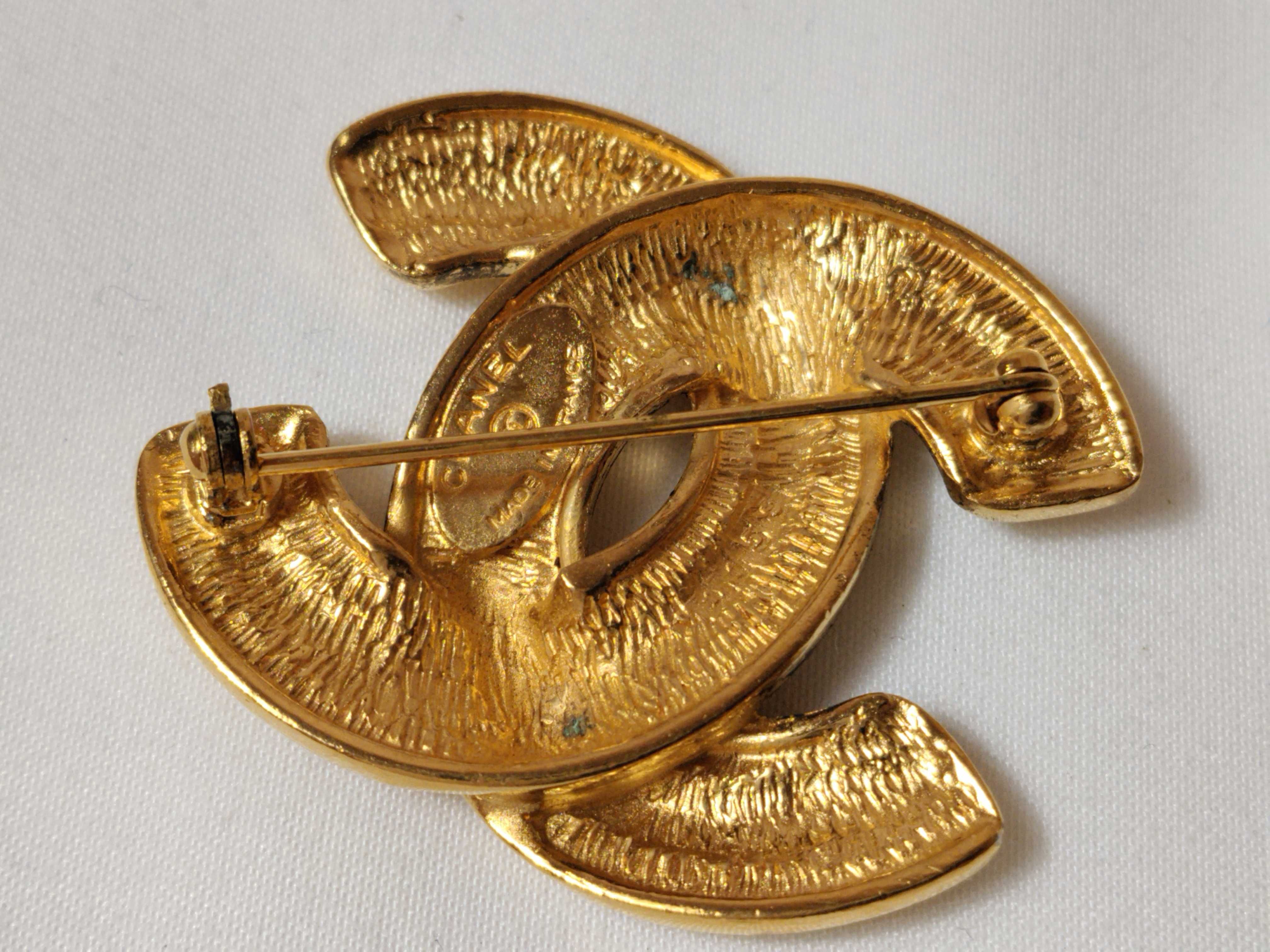 Matelassé Coco Brooch Gold Diameter Brooch — view 2