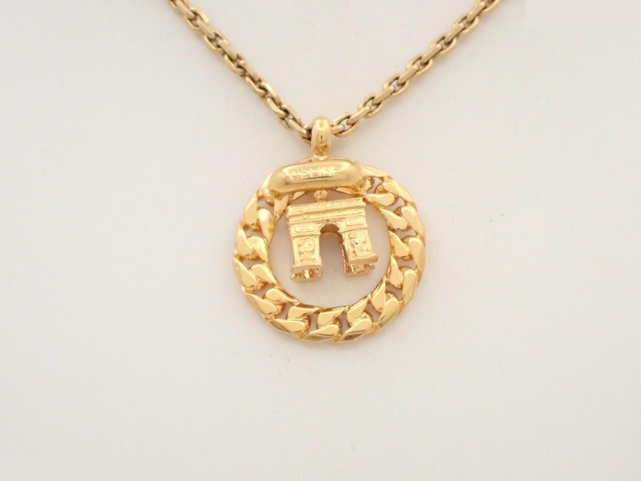 Necklace featuring the Arc de Triomphe, gold, chain approximately 42cm long.