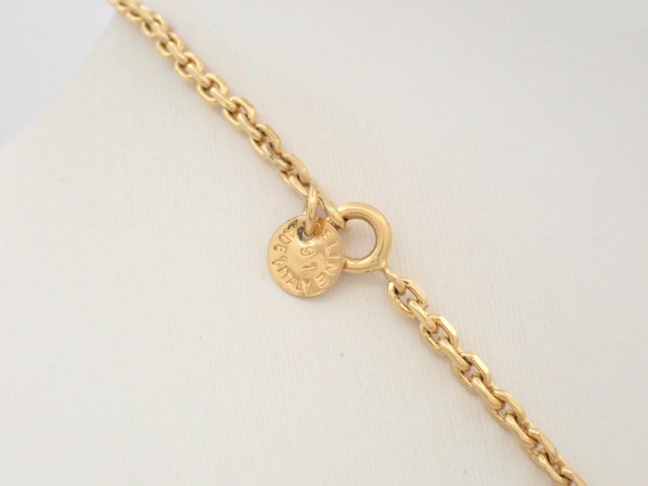 Necklace featuring the Arc de Triomphe, gold, chain approximately 42cm long. — view 2