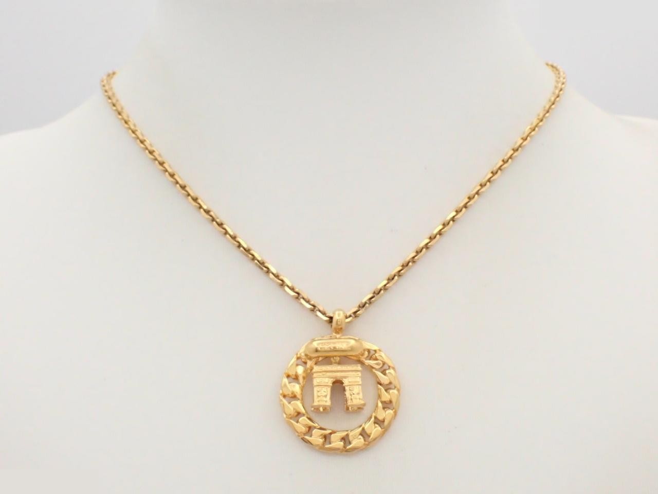 Necklace featuring the Arc de Triomphe, gold, chain approximately 42cm long. — view 3