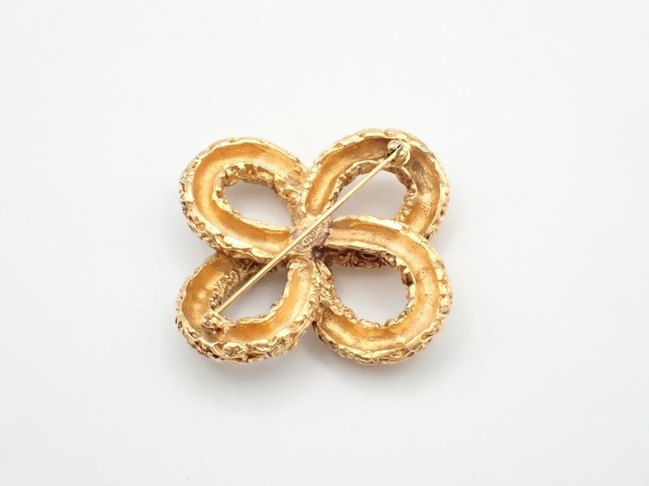 Gold brooch — view 2