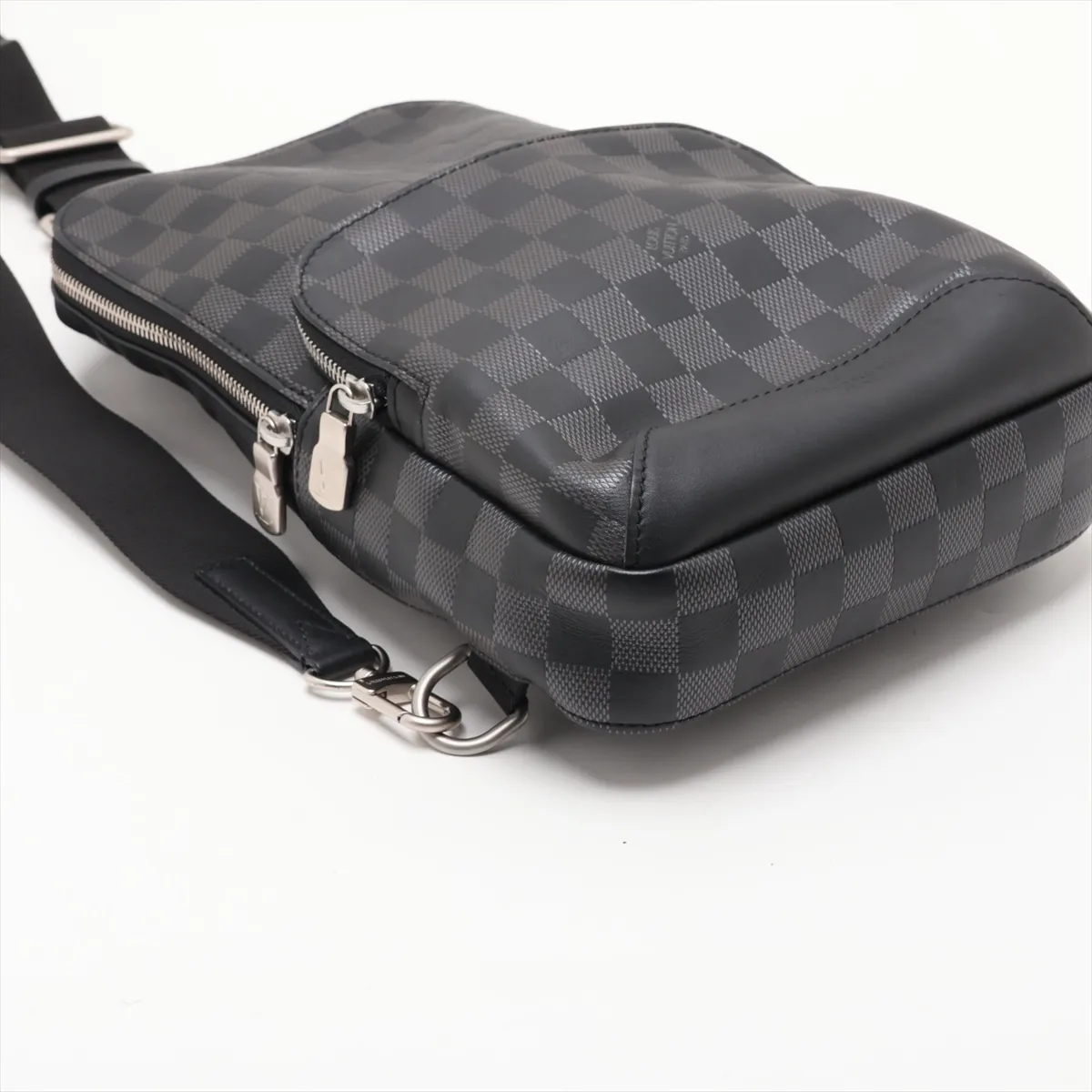 Damier Infini Avenue Sling Bag N40303 MB0169 Navy — view 4