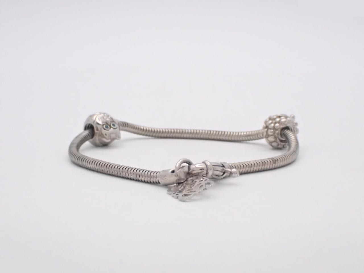 Other items in the line: Precious metal bracelets and bangles (metal), wrist circumference approximately 18.5 cm. — view 2