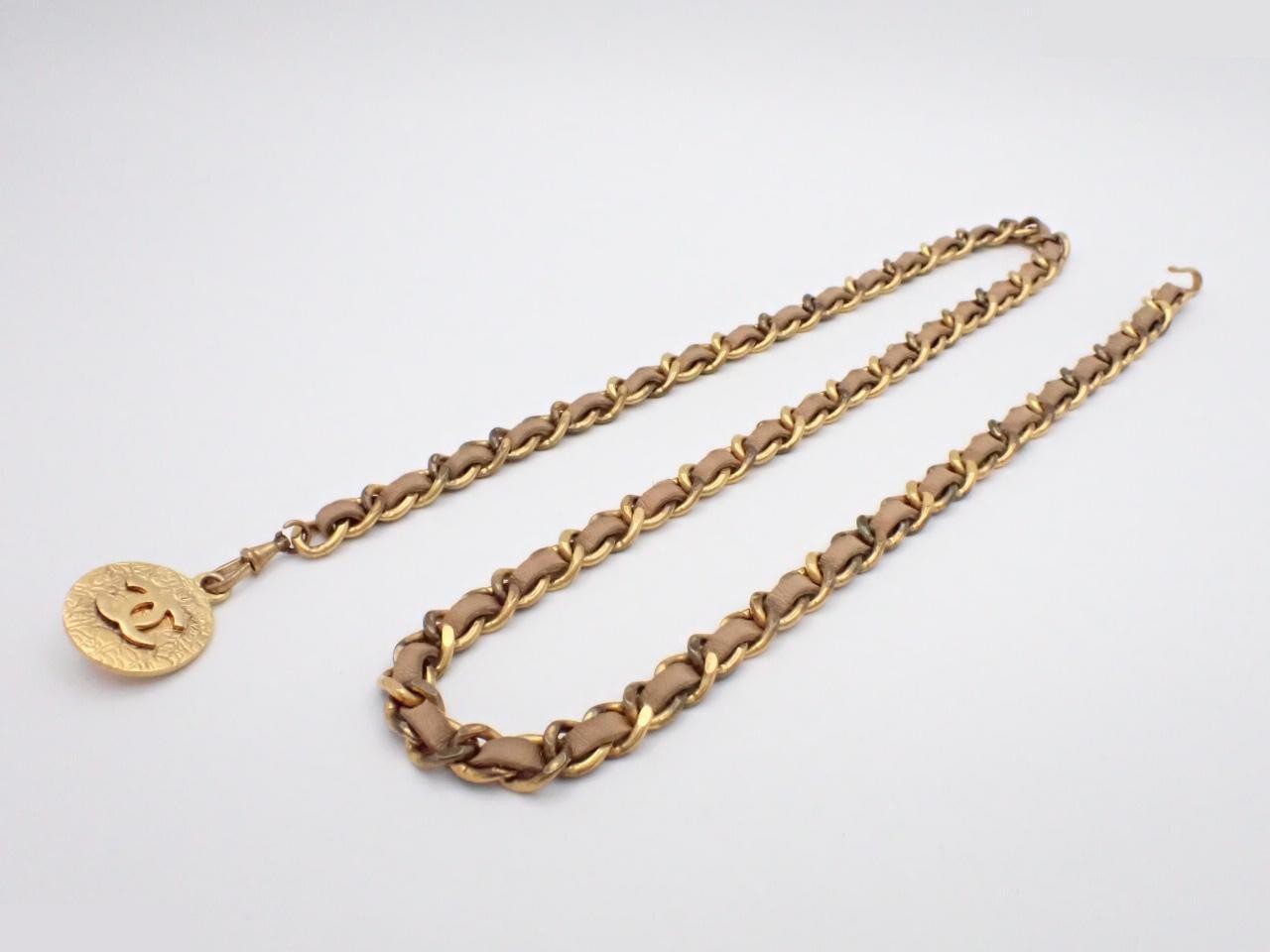 Belt with Coco Mark circle lion design, gold chain, approximately 80cm. — view 2