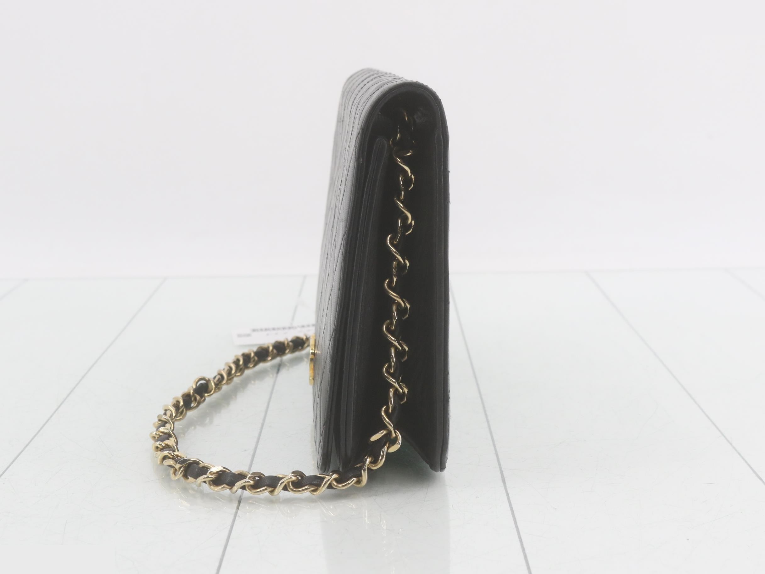 Other lines: Push-lock shoulder bag, model number 6. — view 3