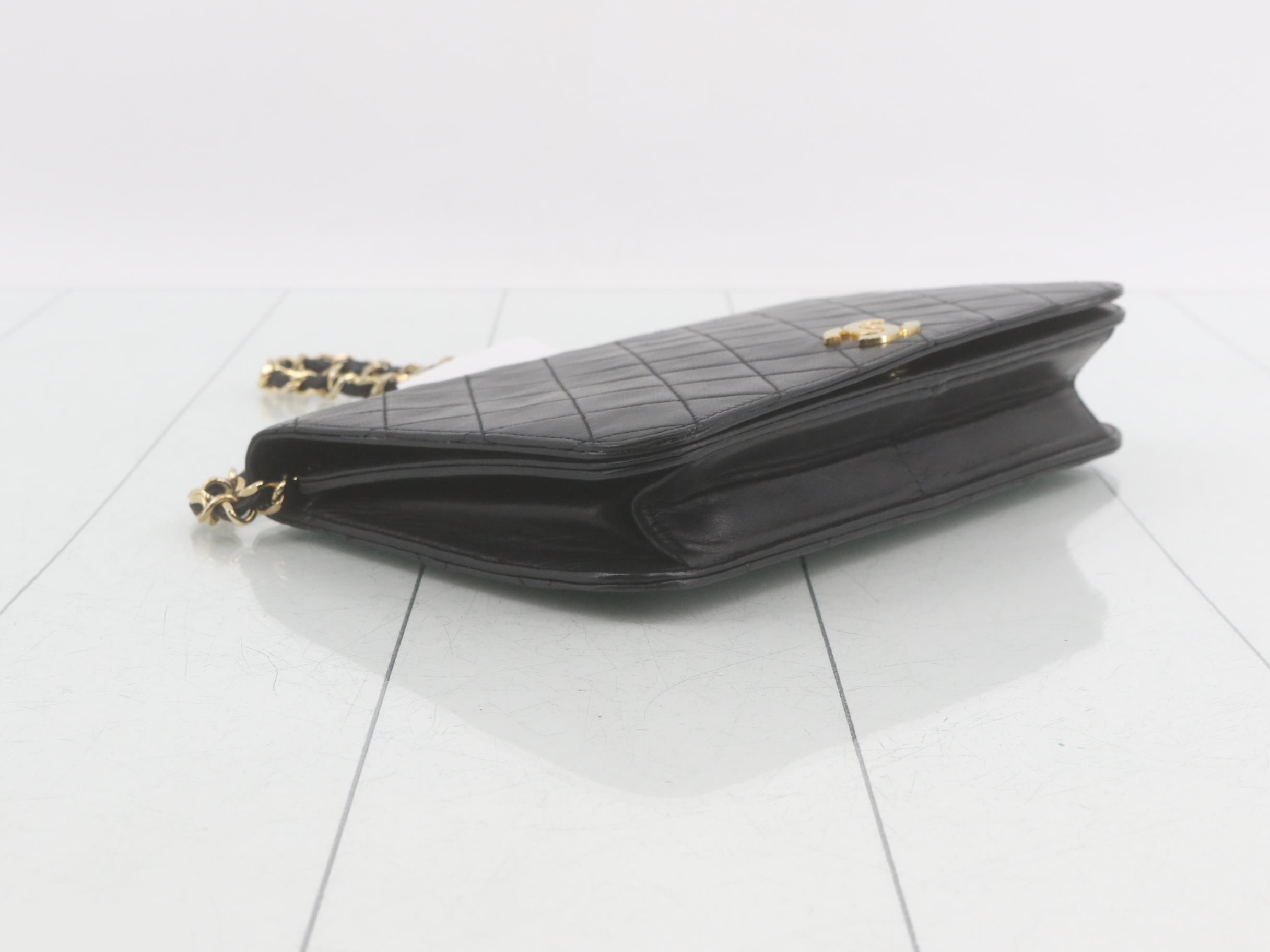 Other lines: Push-lock shoulder bag, model number 6. — view 5