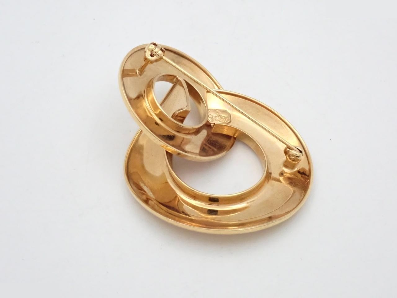 brooch — view 2