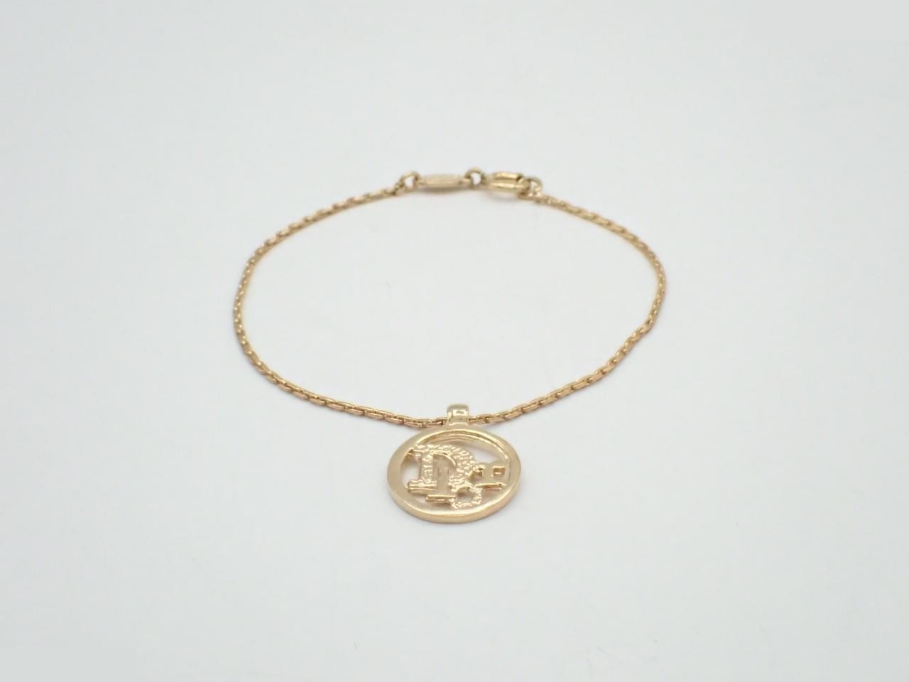 Other lines: Precious metal bracelets and bangles (metal), wrist circumference approximately 18 cm.