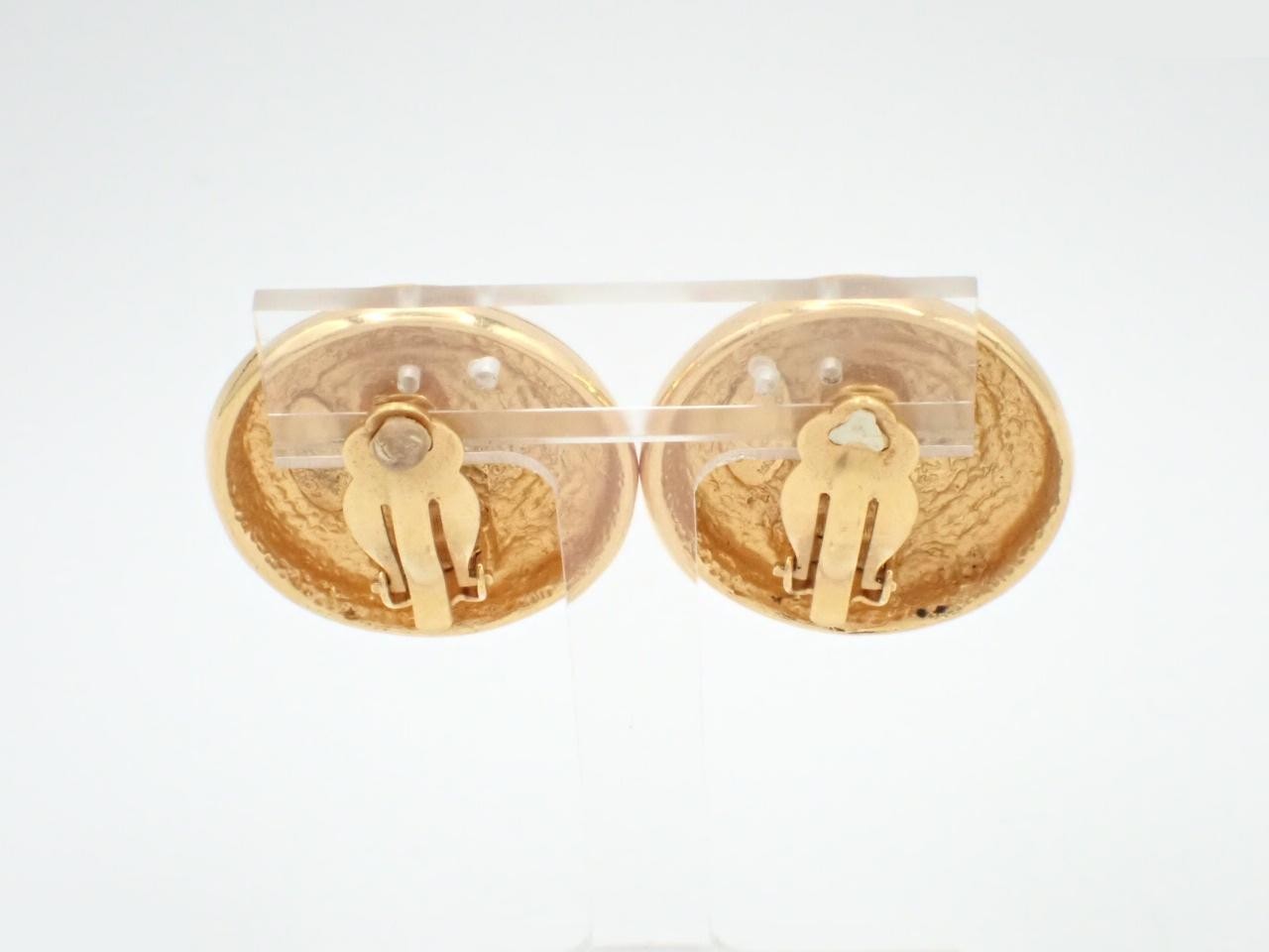 Sunbeam Pearl Round Gold x White Earrings, 2415 Stamped — view 2