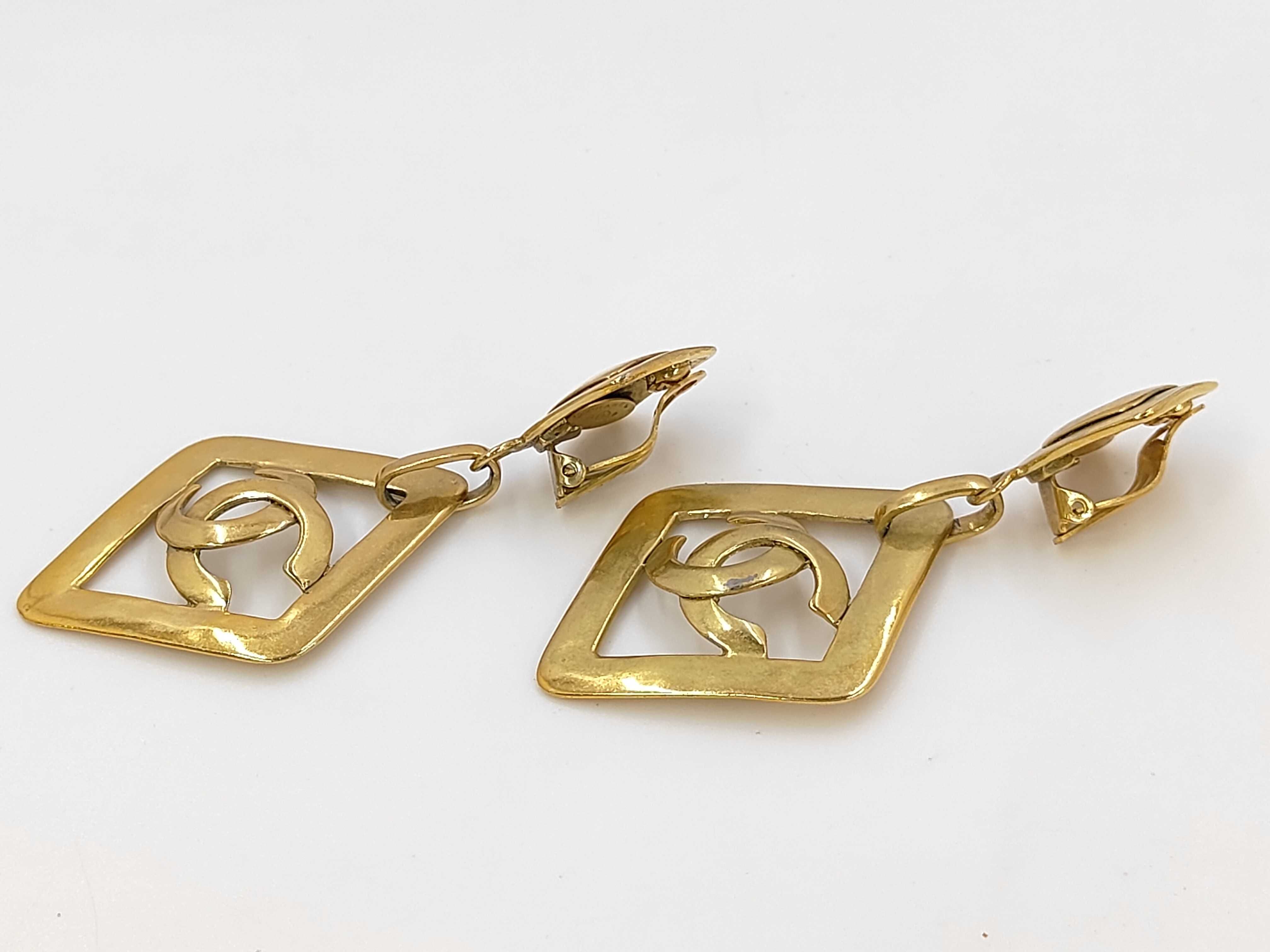 Diamond-shaped Swing Earrings with Coco Mark and Box — view 3