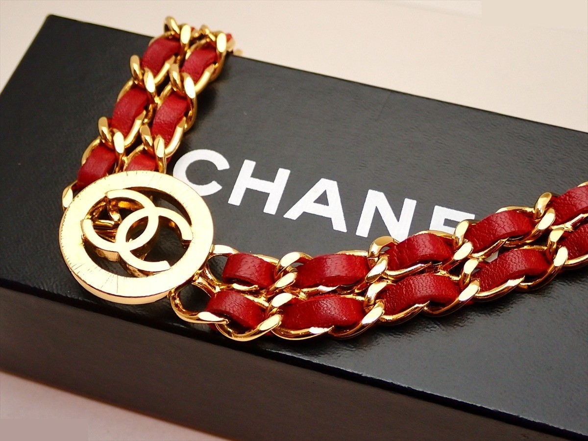Engraved Coco Mark double chain belt, with box, total length approximately 76 cm.