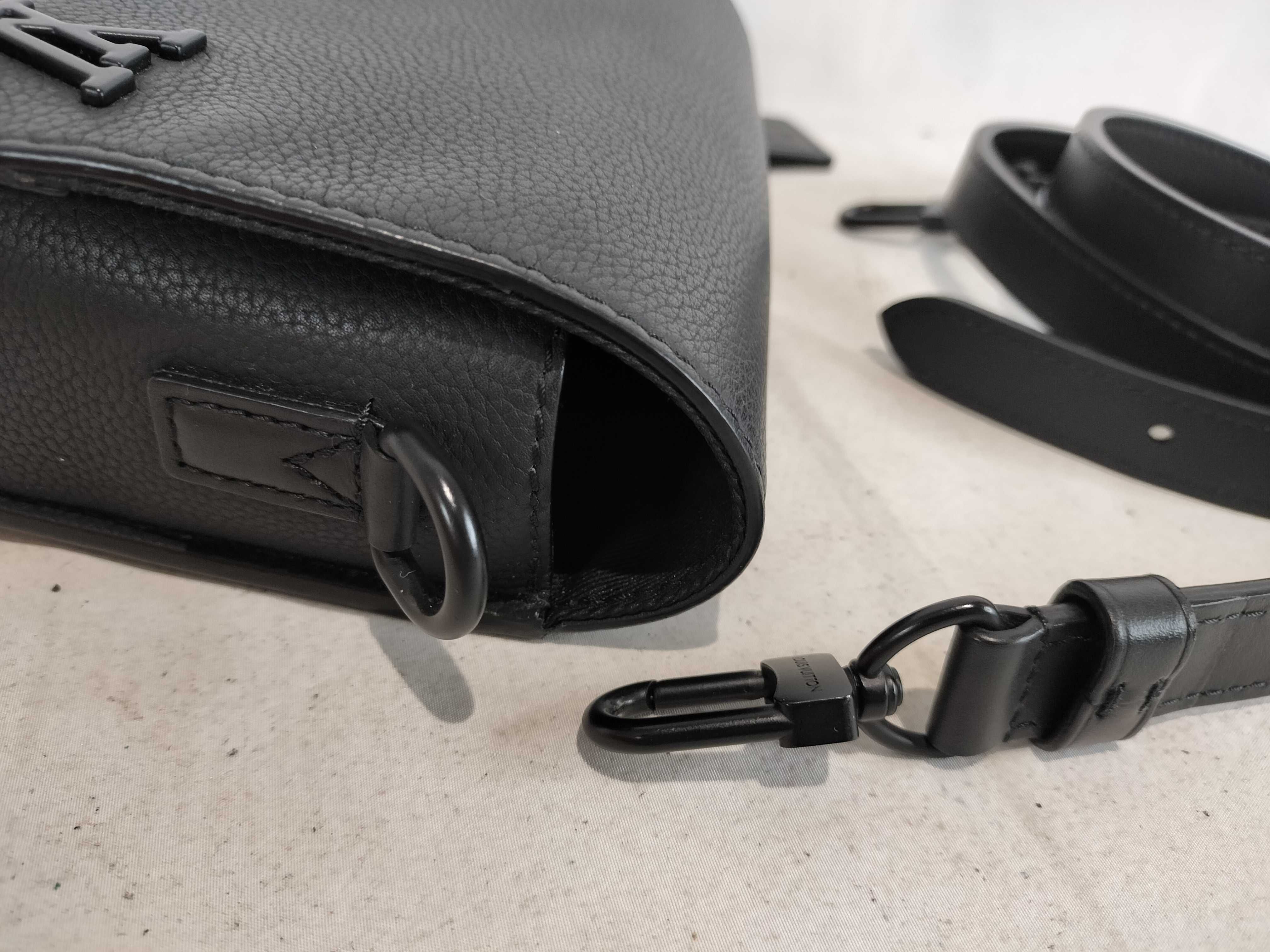 Epi Louis Vuitton Aloegram Fast Line Wearable Wallet Black Shoulder Bag — view 5