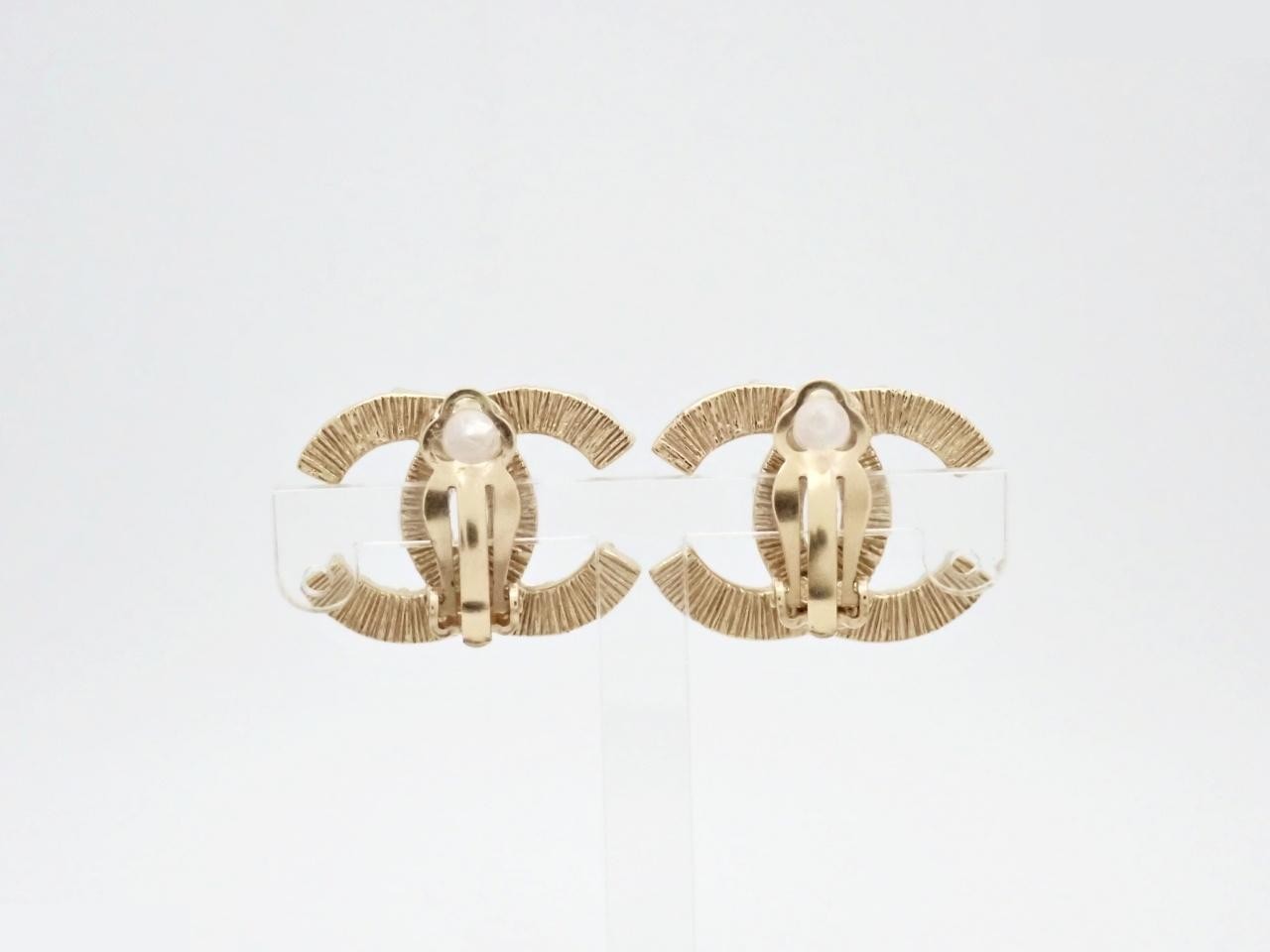 Earrings with Coco Mark design, gold. — view 2