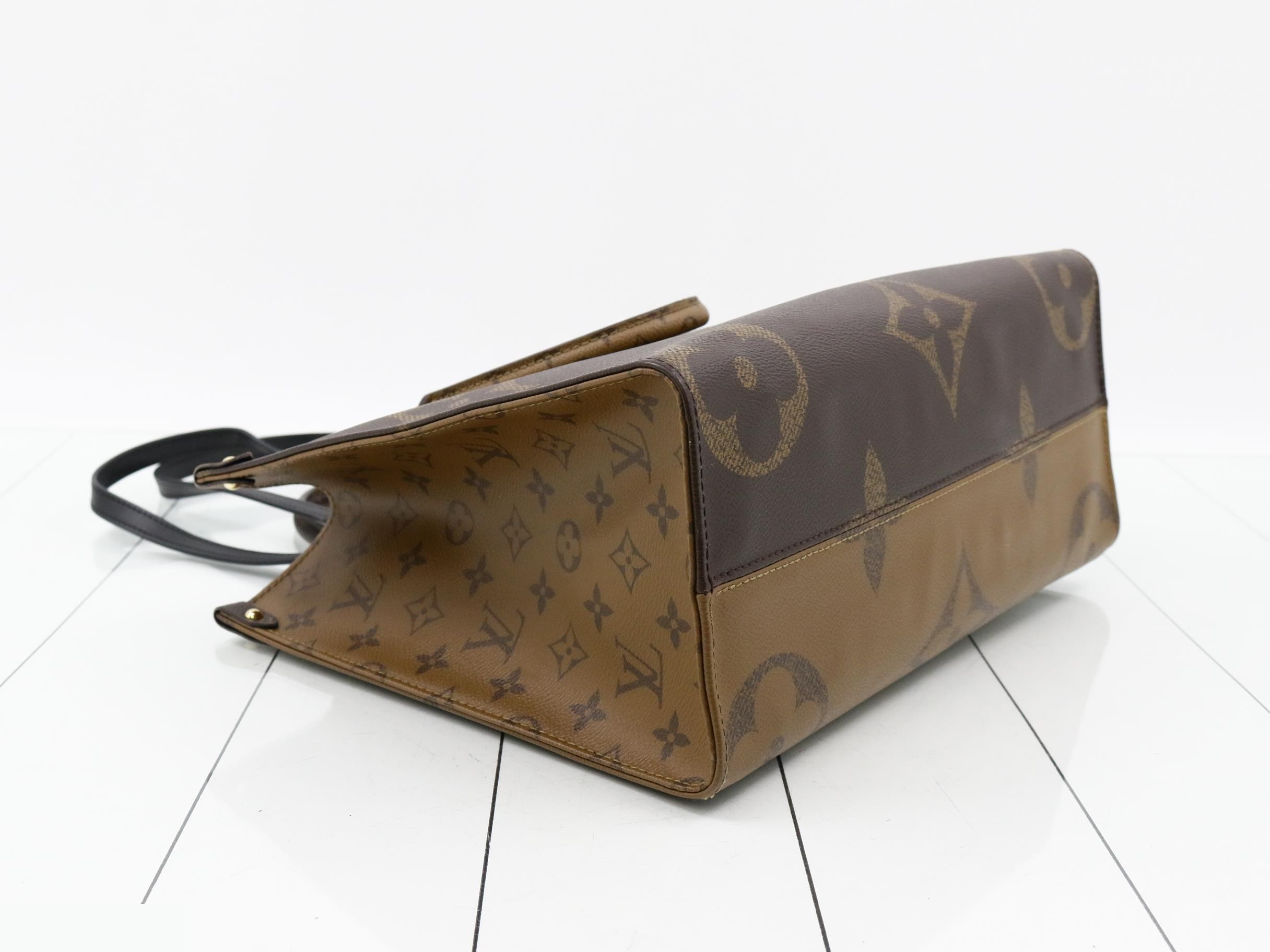 Monogram Giant Reverse OnTheGo MM 2-Way Tote Bag — view 5