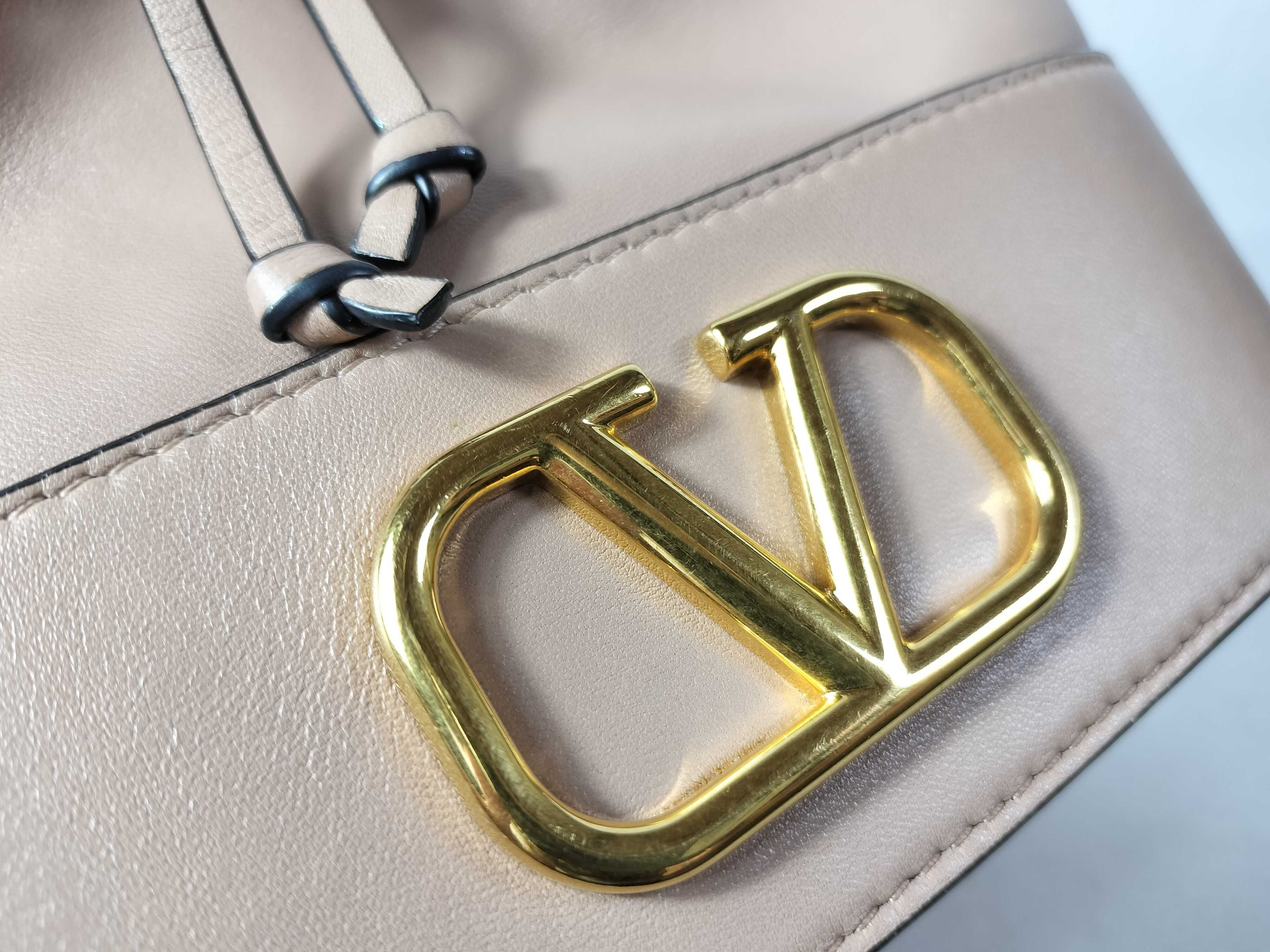 V-logo Leather Chain Shoulder Bag — view 12