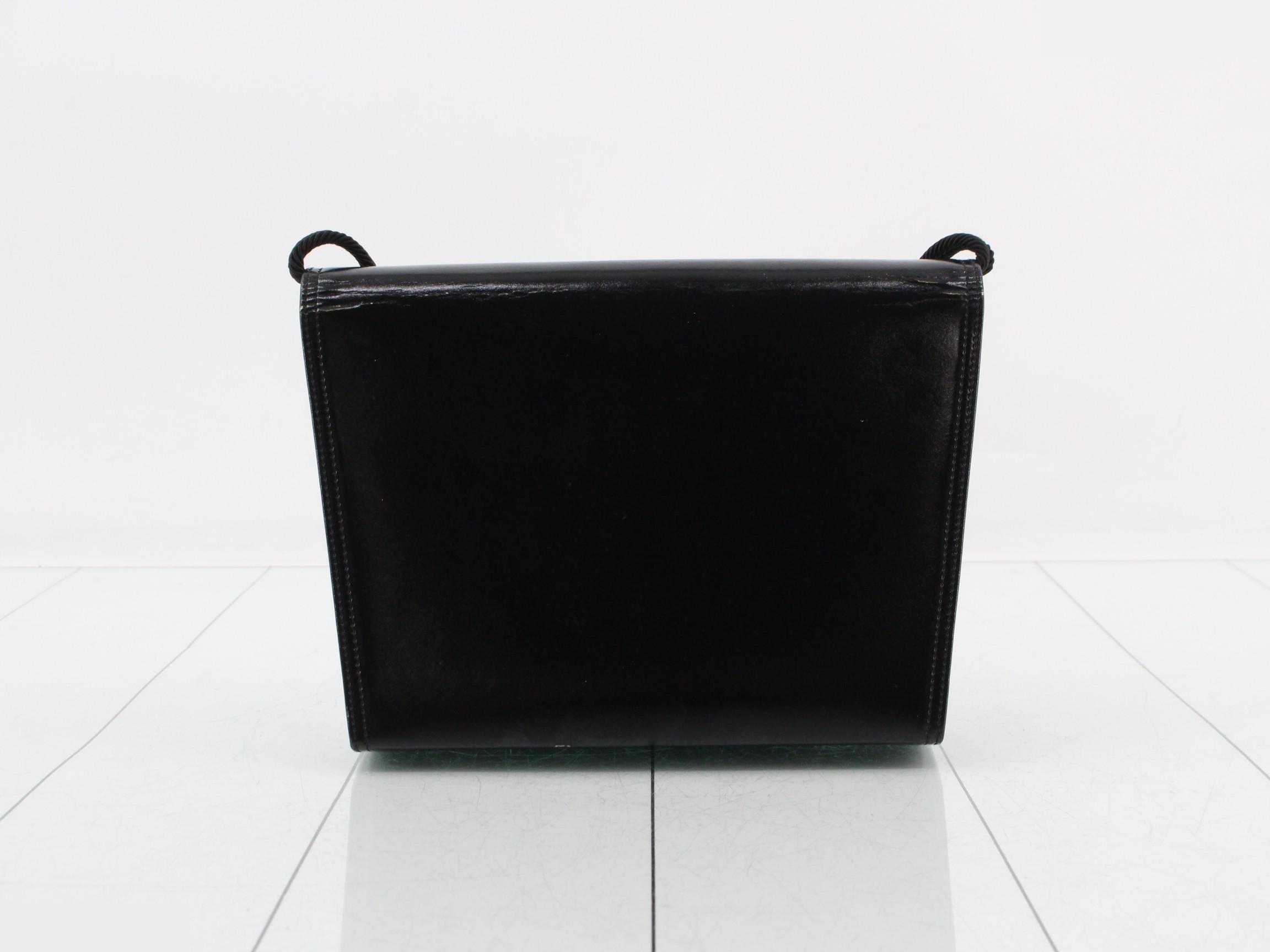 Heart-shaped metal fittings shoulder bag — view 2
