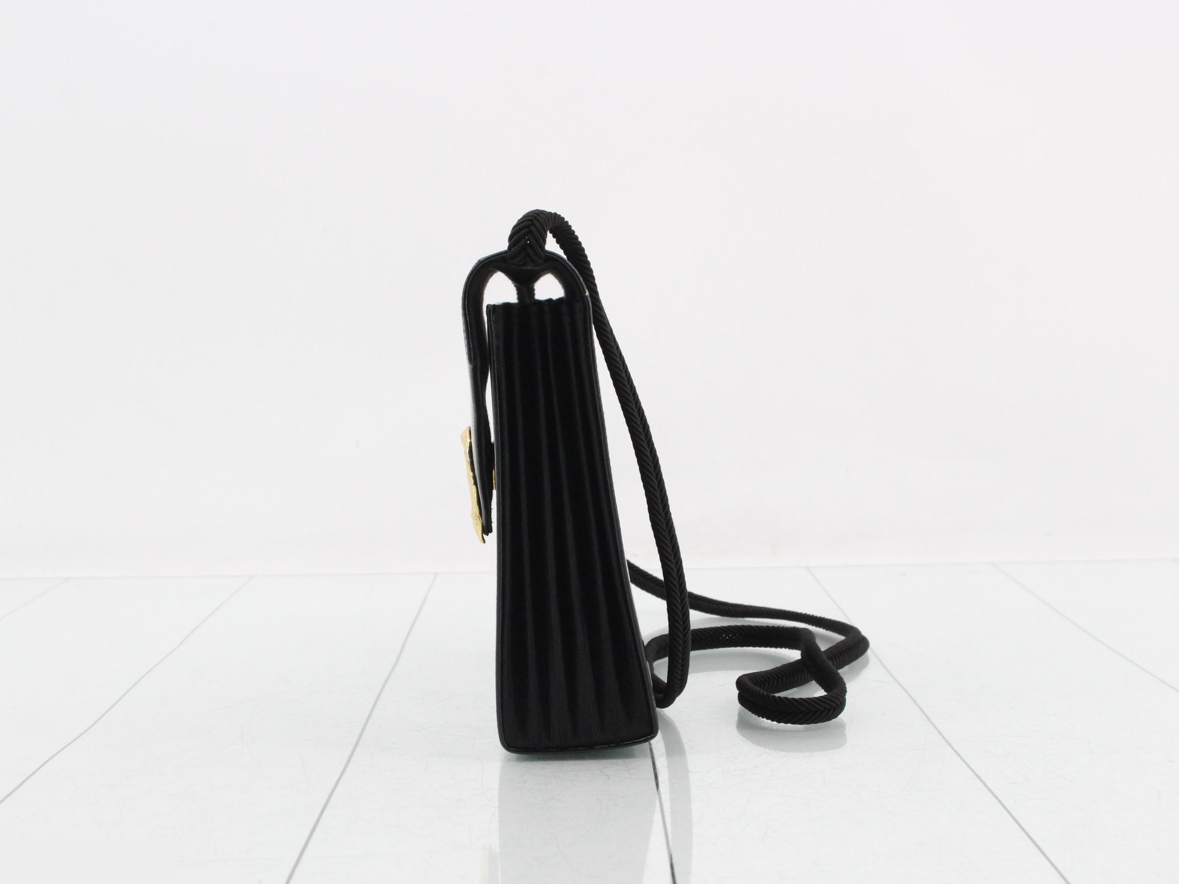 Heart-shaped metal fittings shoulder bag — view 3