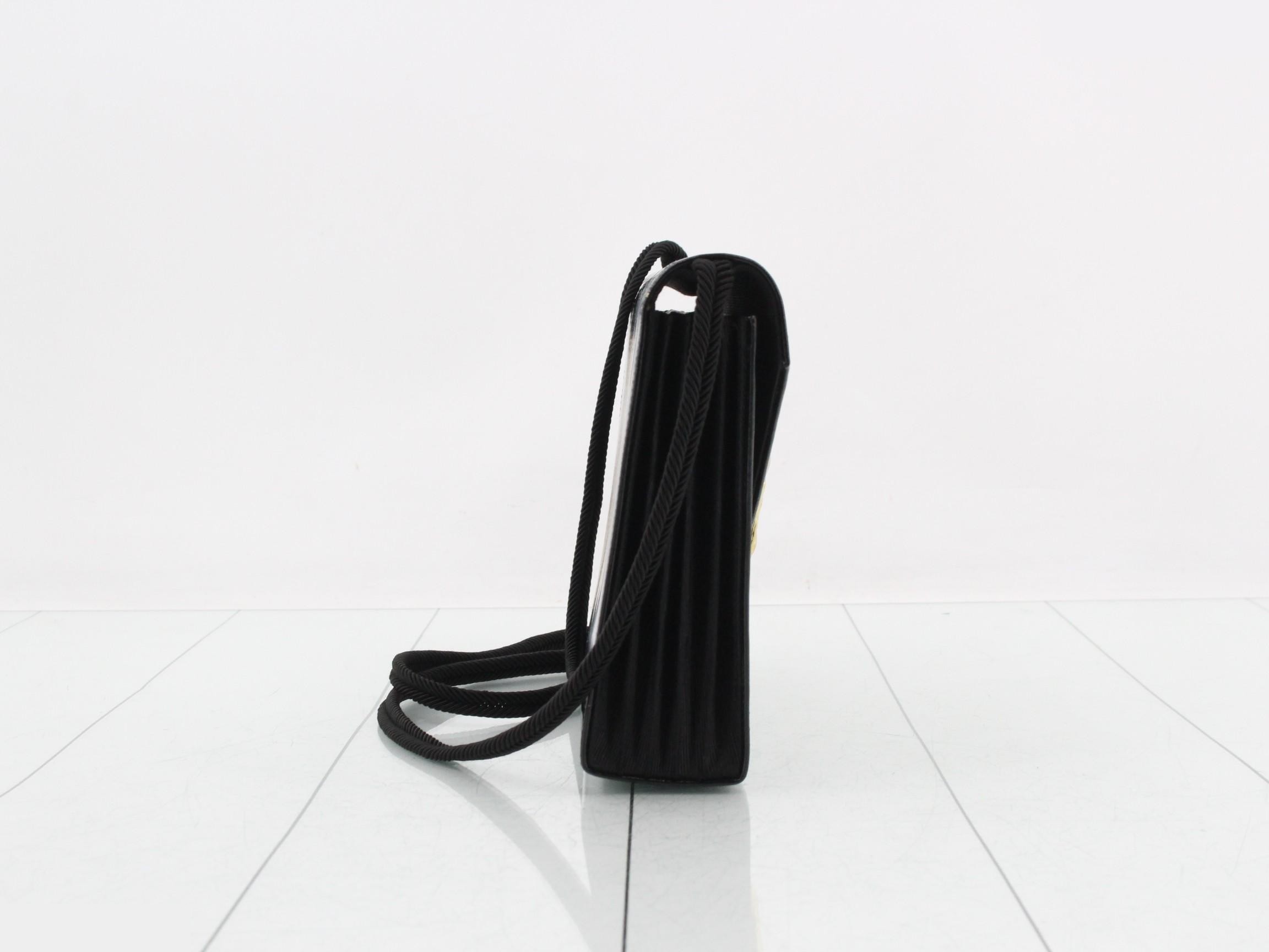 Heart-shaped metal fittings shoulder bag — view 4