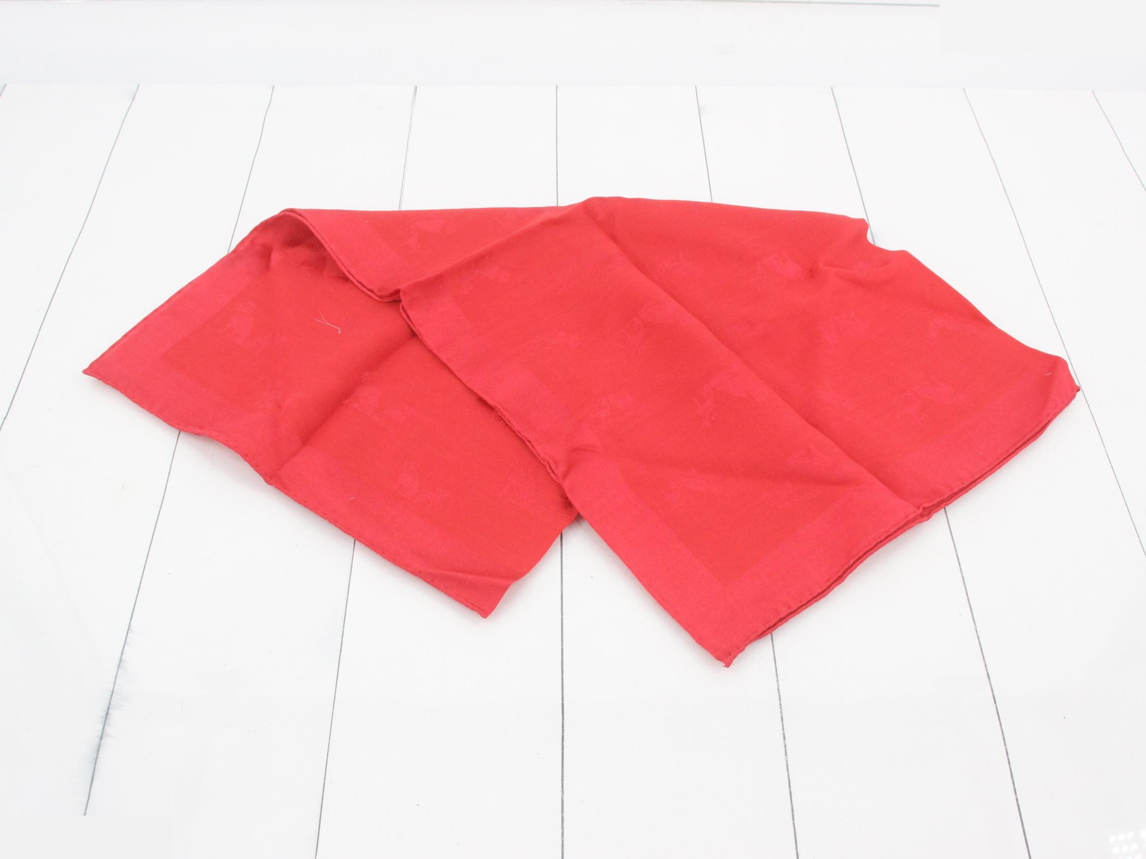 Red scarf — view 3