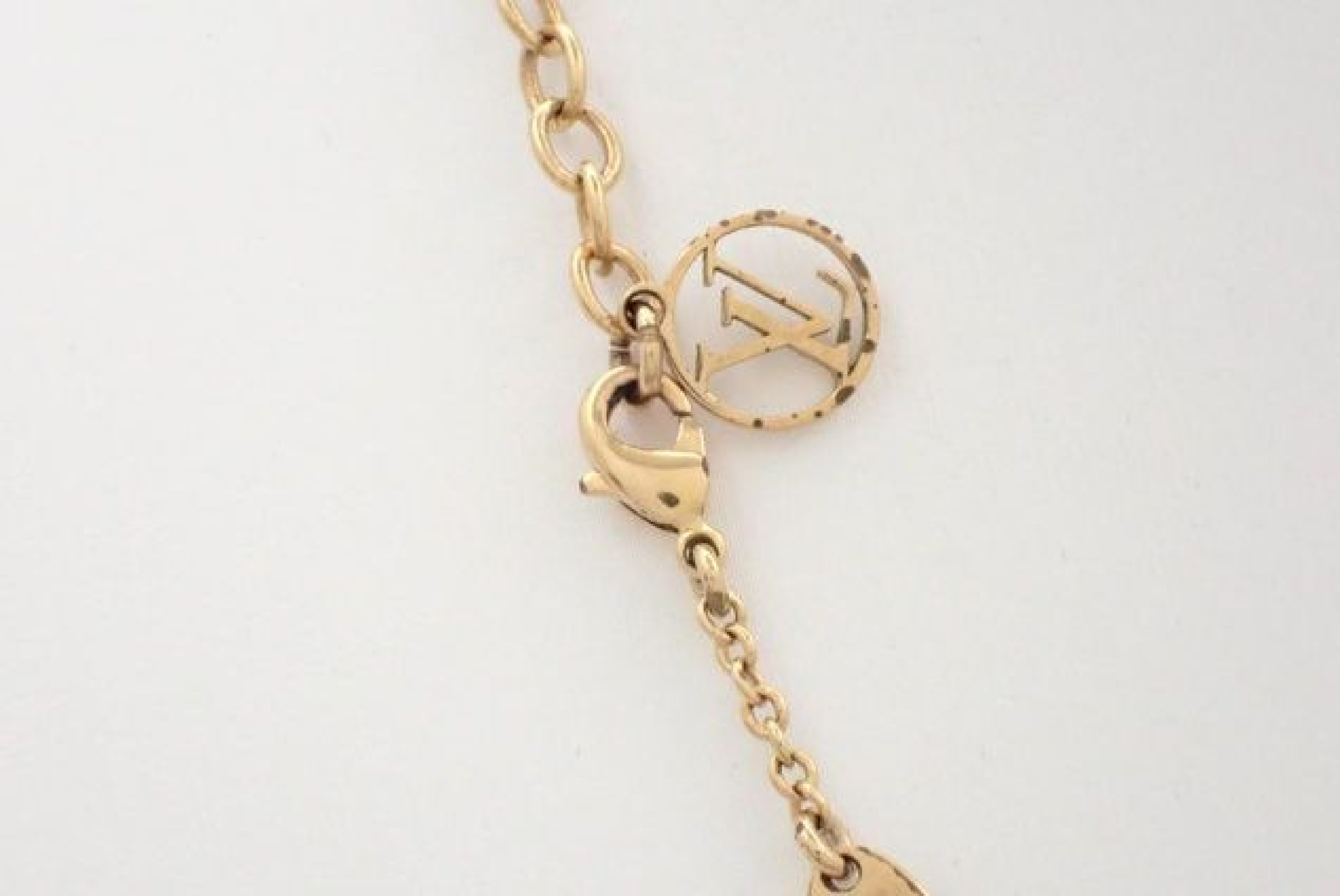Essential V Necklace, chain approximately 50cm. — view 2
