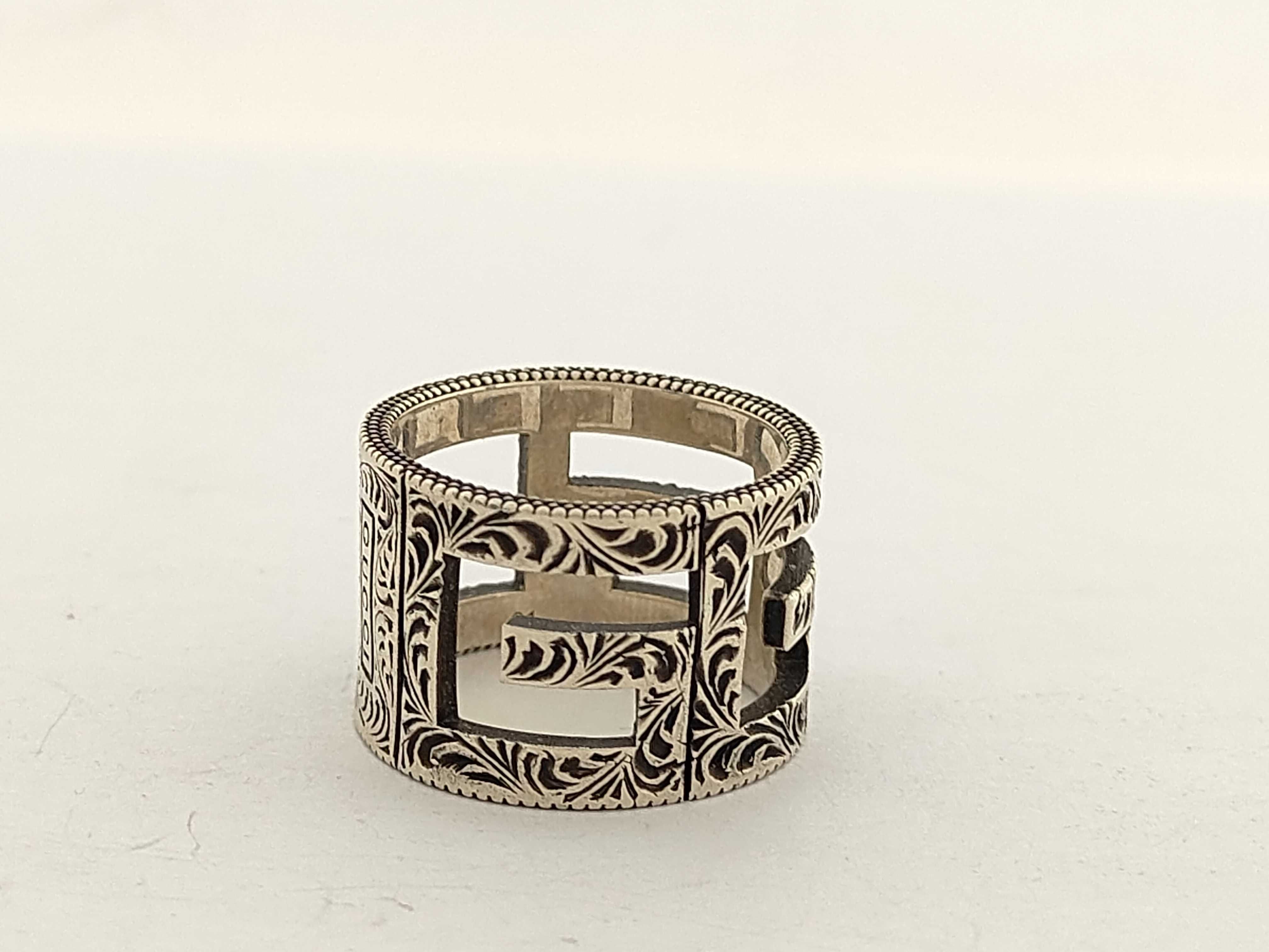 silver ring with box. — view 3