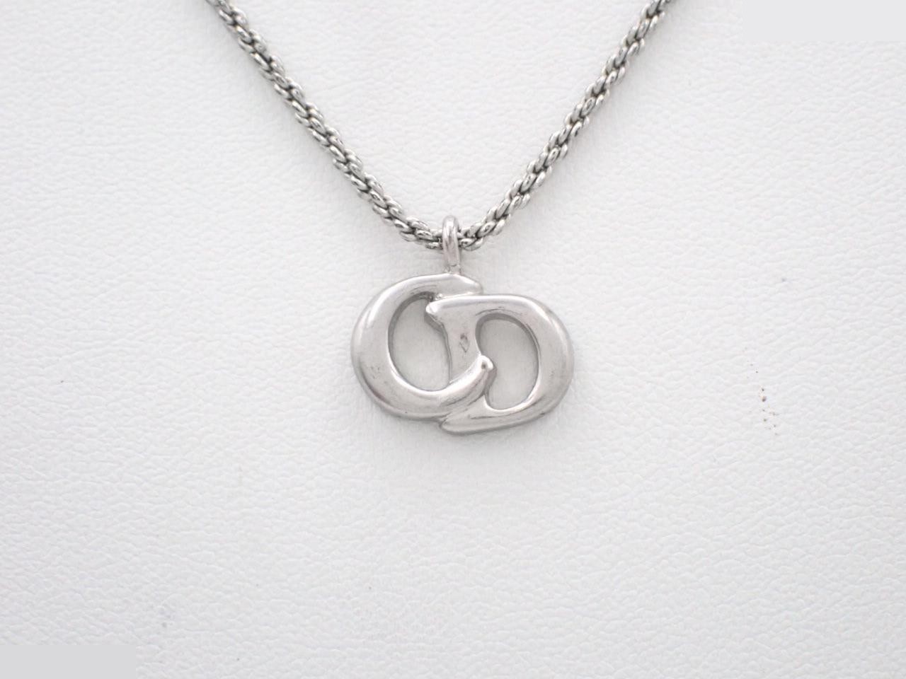 necklace, chain approximately 43cm