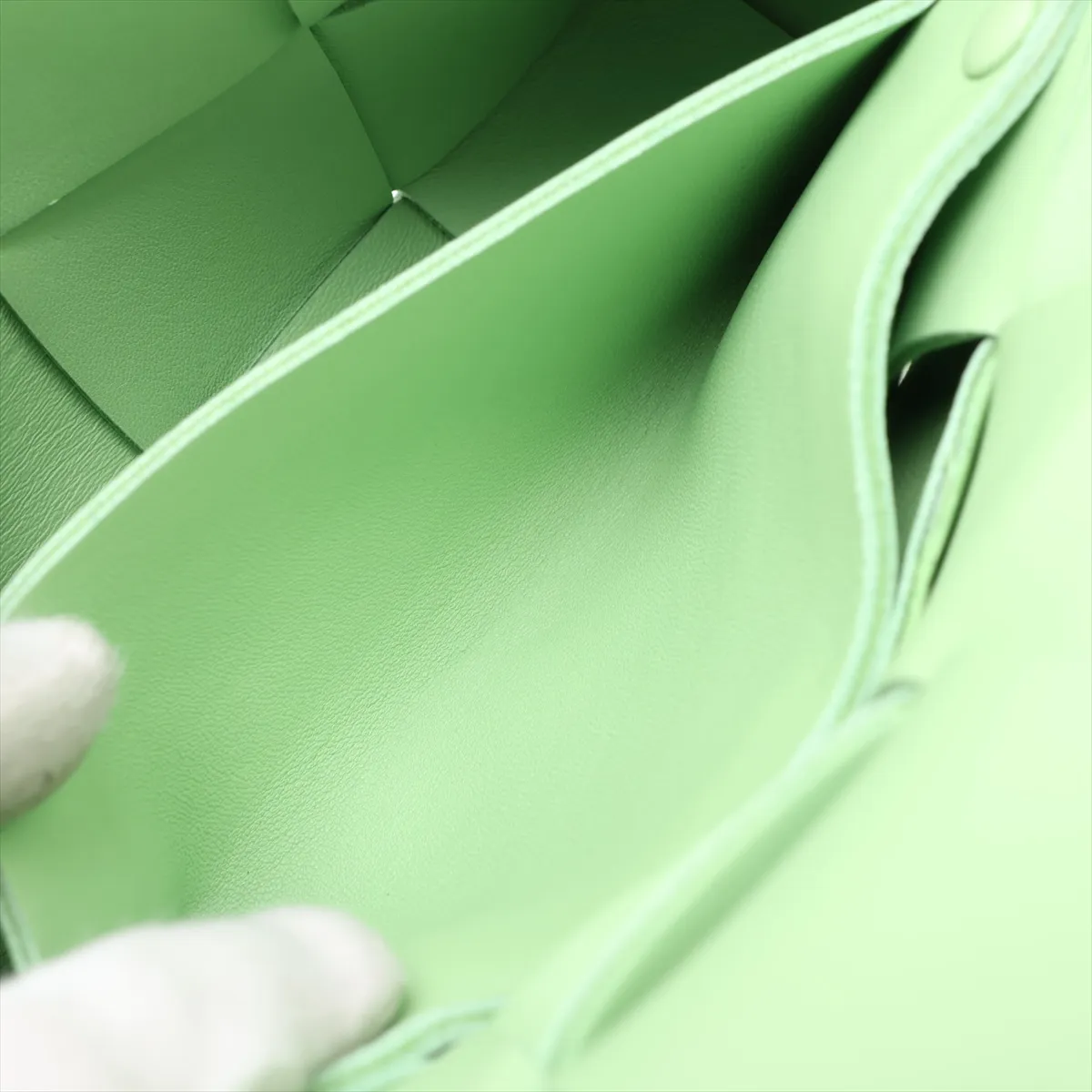 Maxi Intrecciato Cassette Leather Body Bag, Green — view 7