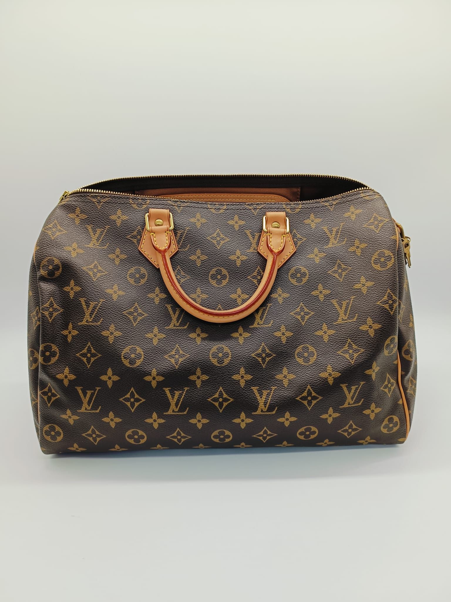 Speedy 30, Monogram