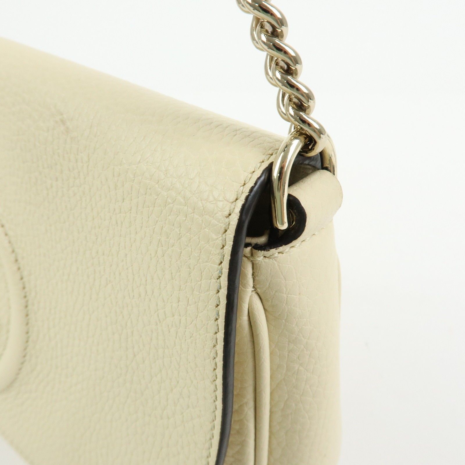 SOHO Interlocking G Leather Chain Shoulder Bag White 536224 — view 11