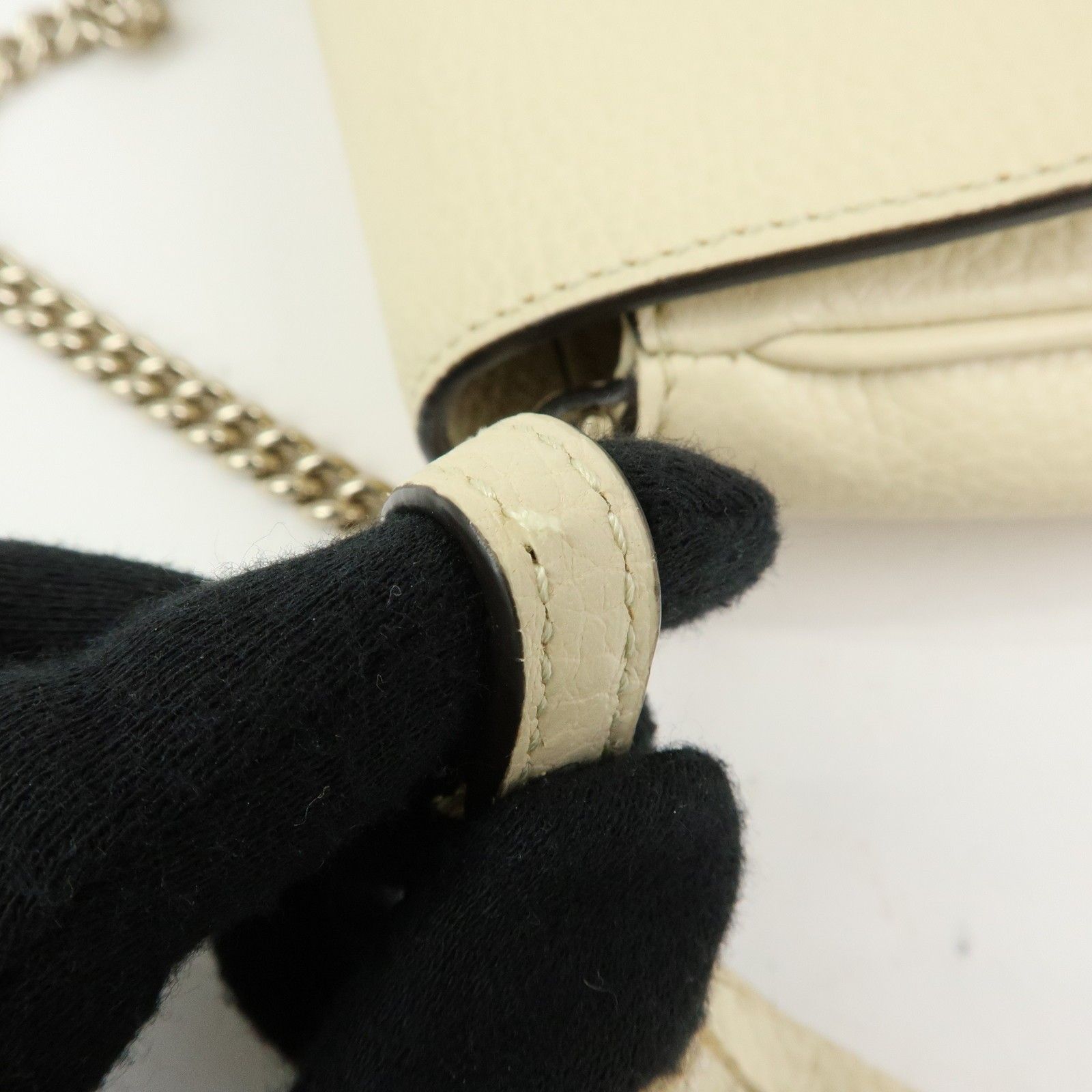 SOHO Interlocking G Leather Chain Shoulder Bag White 536224 — view 14